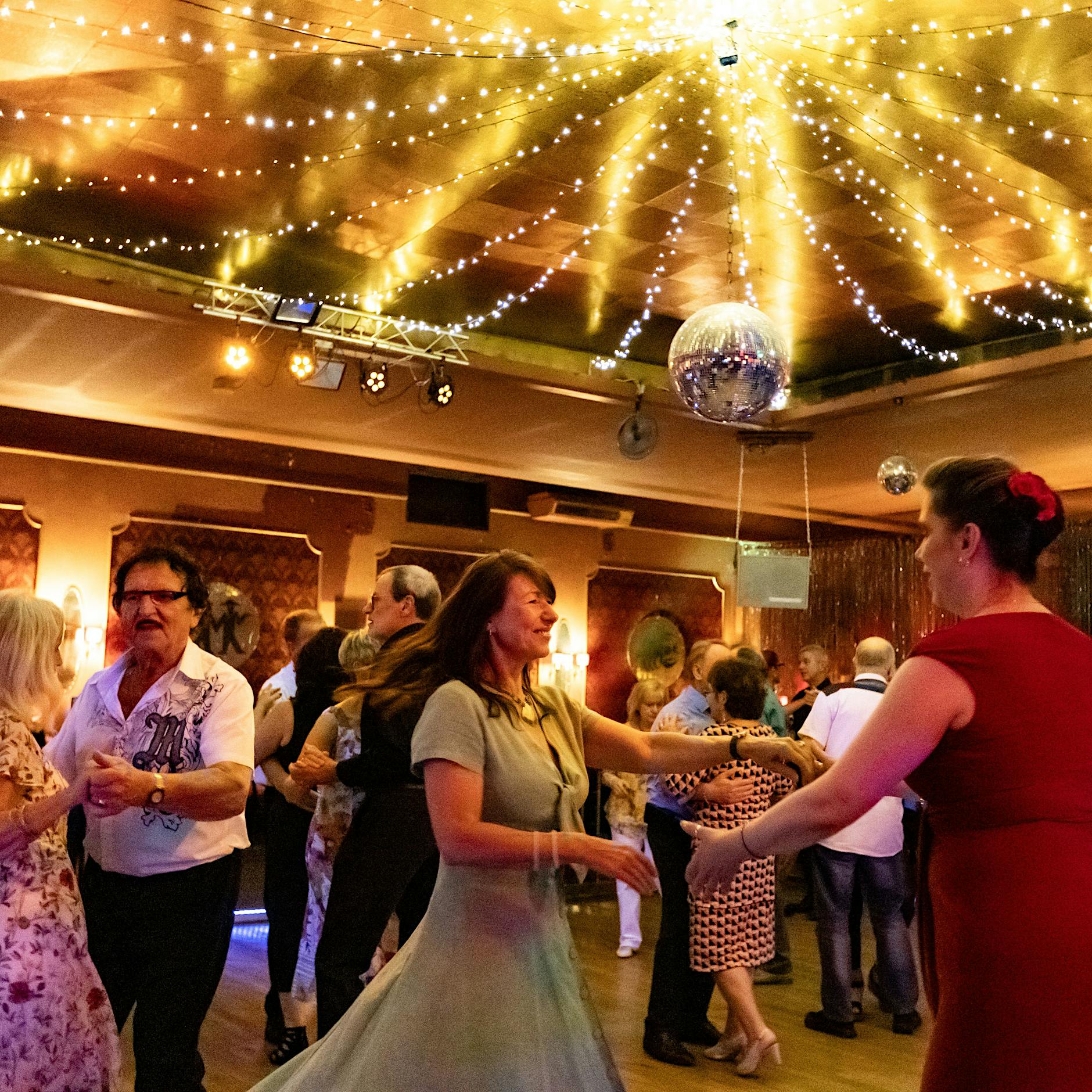 Café Keese in Berlin-Charlottenburg: Partnerbörse, Lasterhöhle, Flirttelefone – alles bald zu Ende?