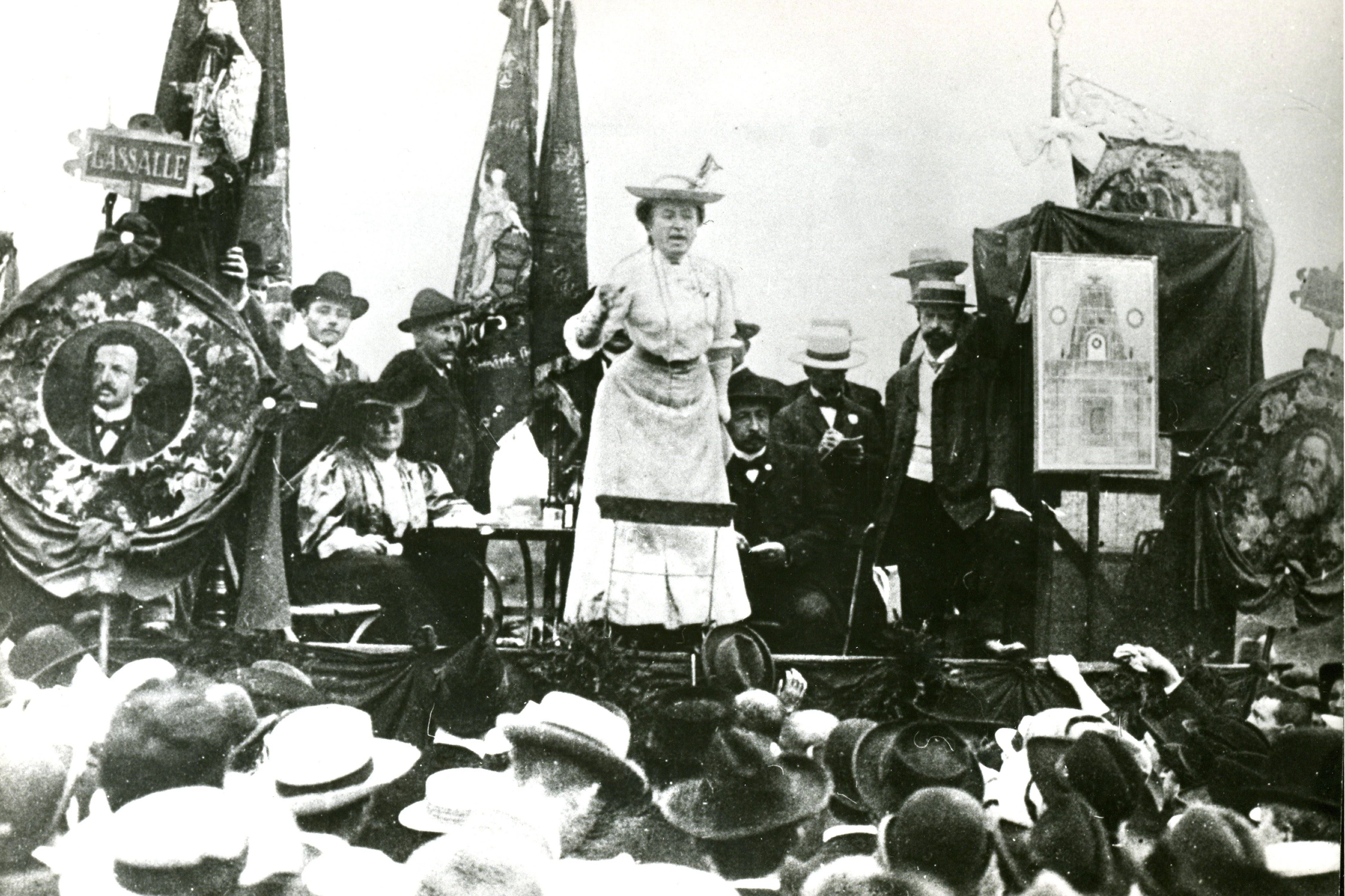 Rosa Luxemburg spricht auf einer Versammlung nach dem zweiten Internationalen Kongress der Sozialdemokratie, Stuttgart, 1907.