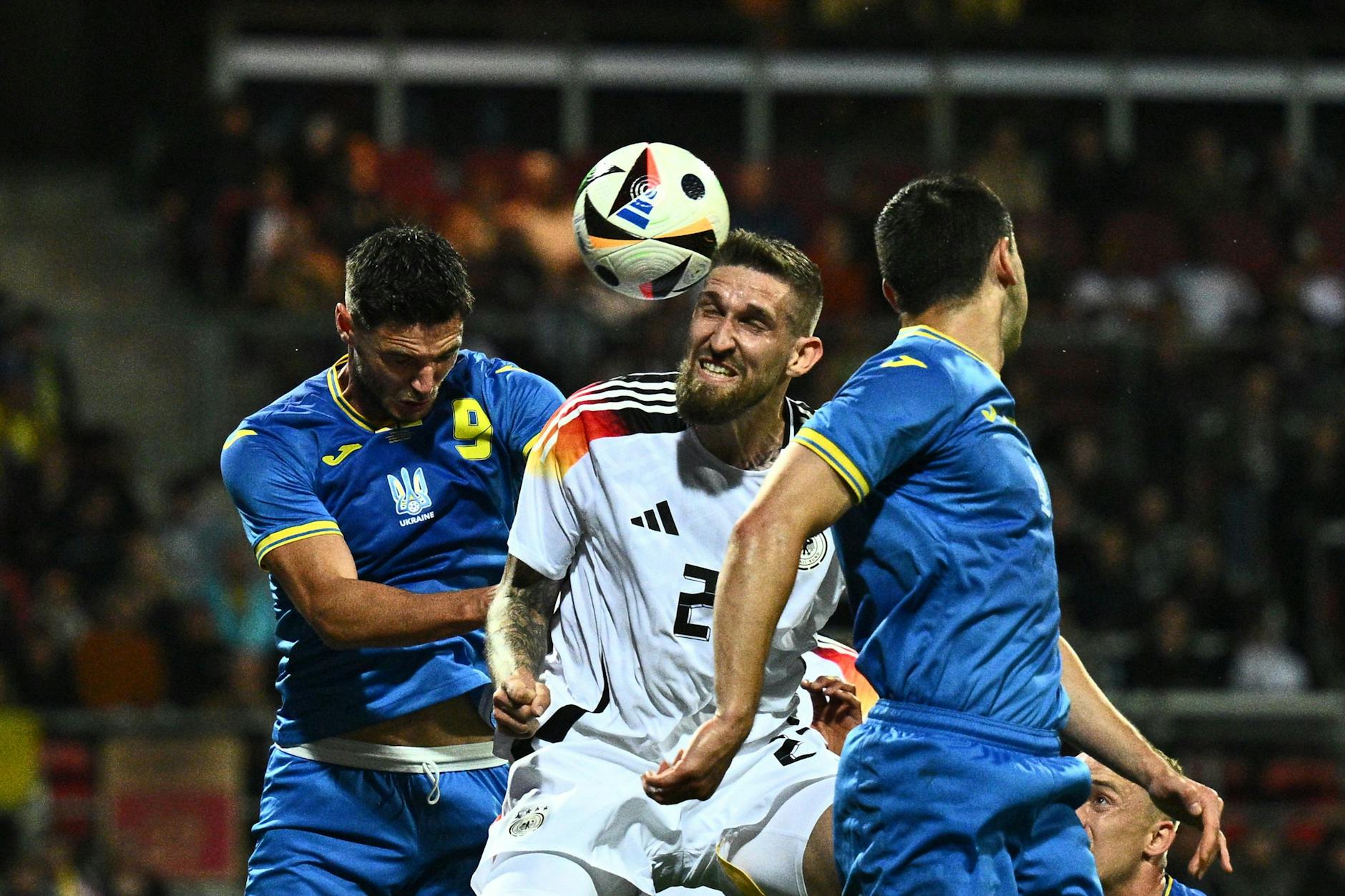 Roman Jaremtschuk und Taras Stepanenko (Ukraine) in Aktion gegen Deutschlands Robert Andrich (Deutschland).
