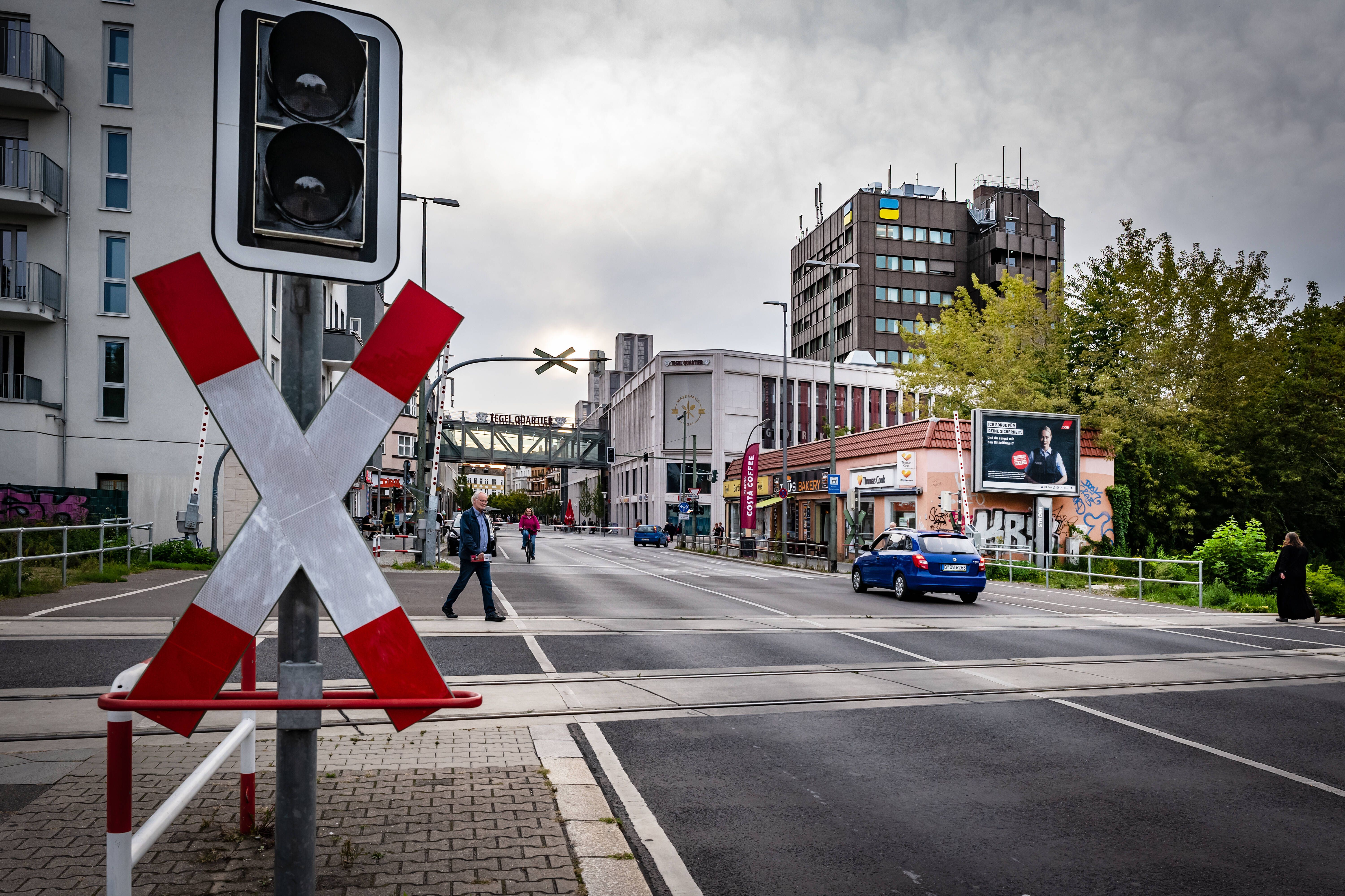Berlin-Tegel: Männer brechen Auto auf und durchsuchen Innenraum