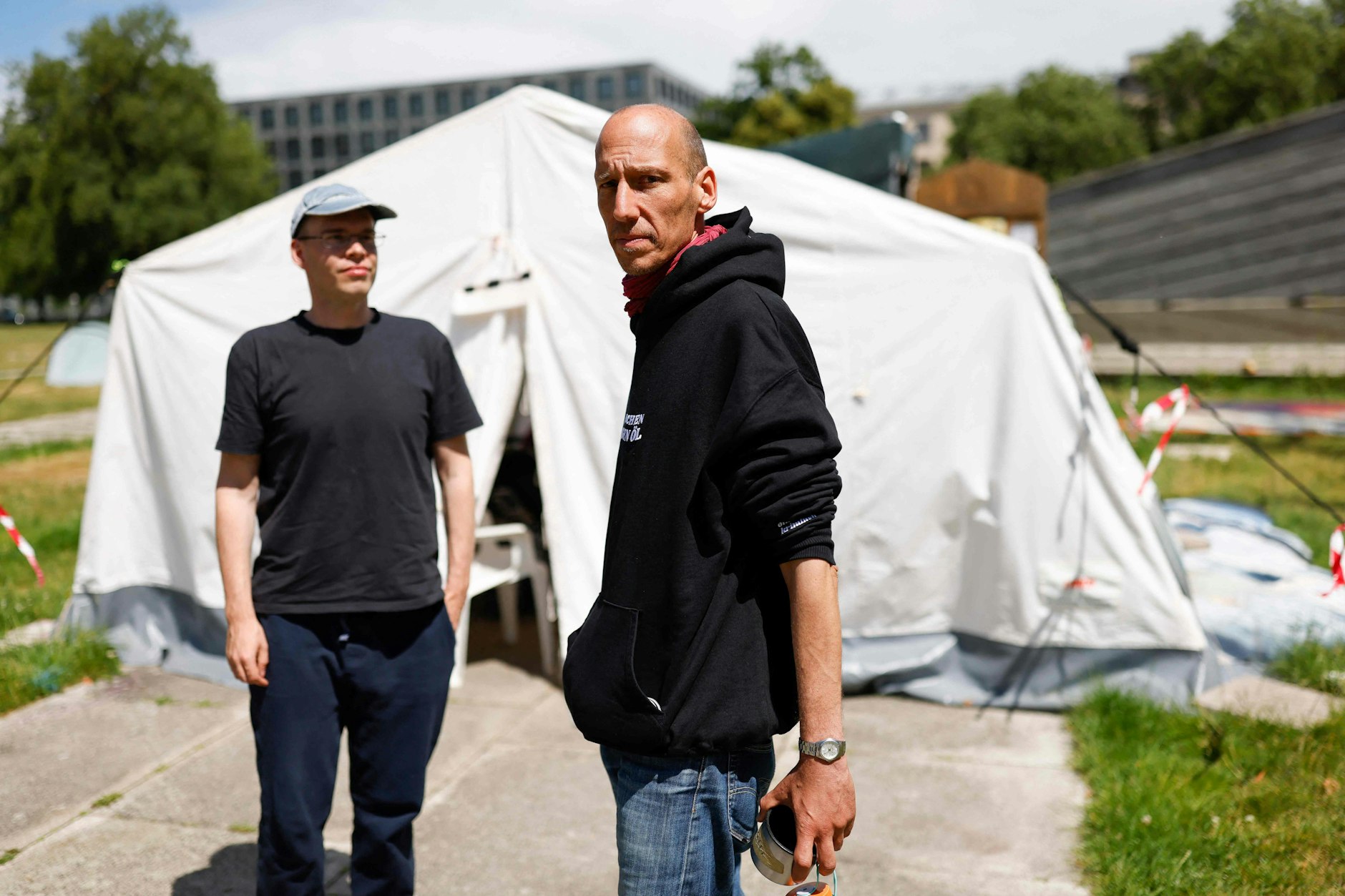 Klima-Hungerstreik – Aktivisten in Berlin trinken nicht mehr: Dürfen sie zwangsernährt werden?