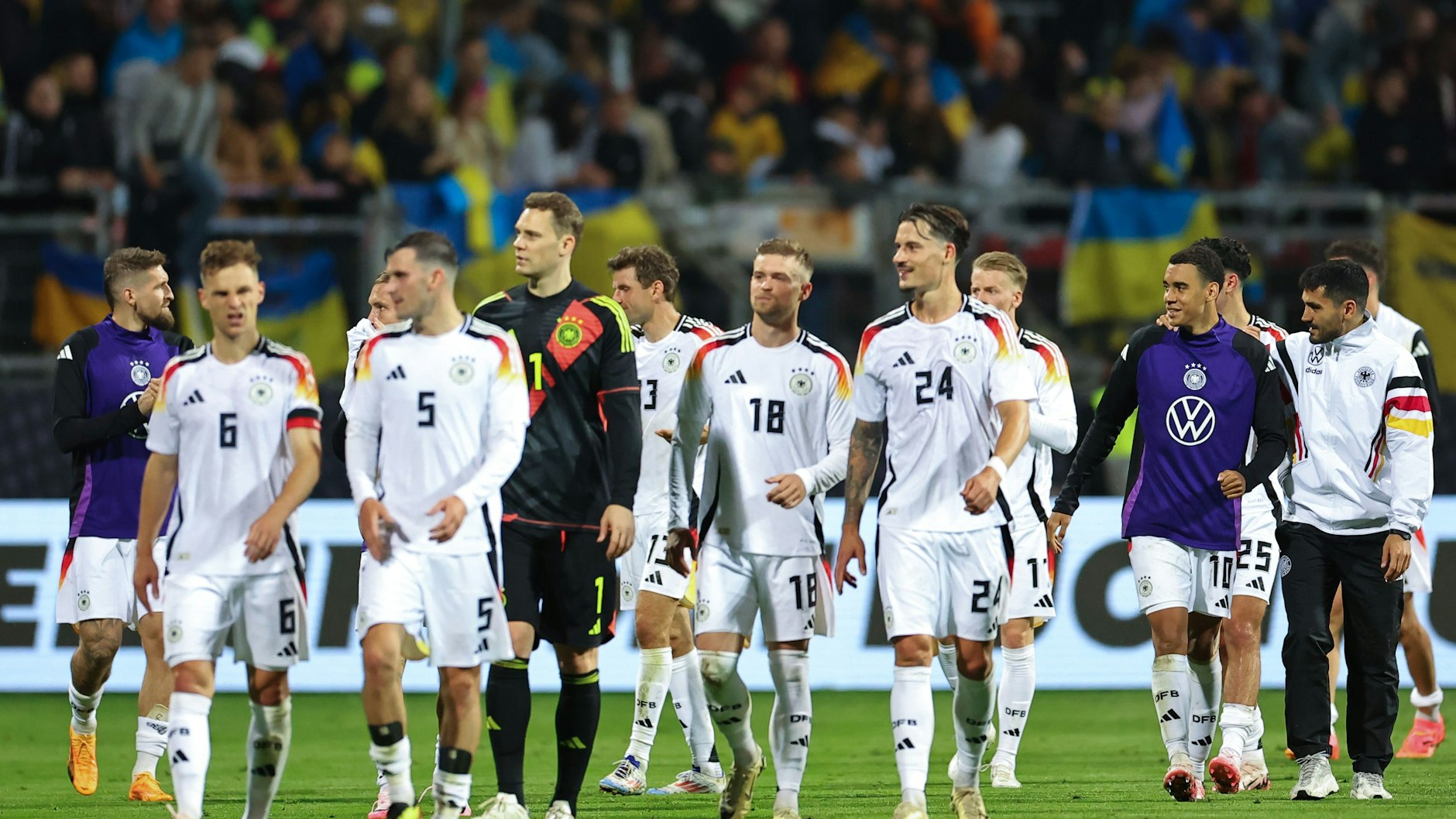 Ohne Kroos nix los? Da war noch mehr drin! Die deutschen Spieler gehen nach dem Spiel über das Feld.
