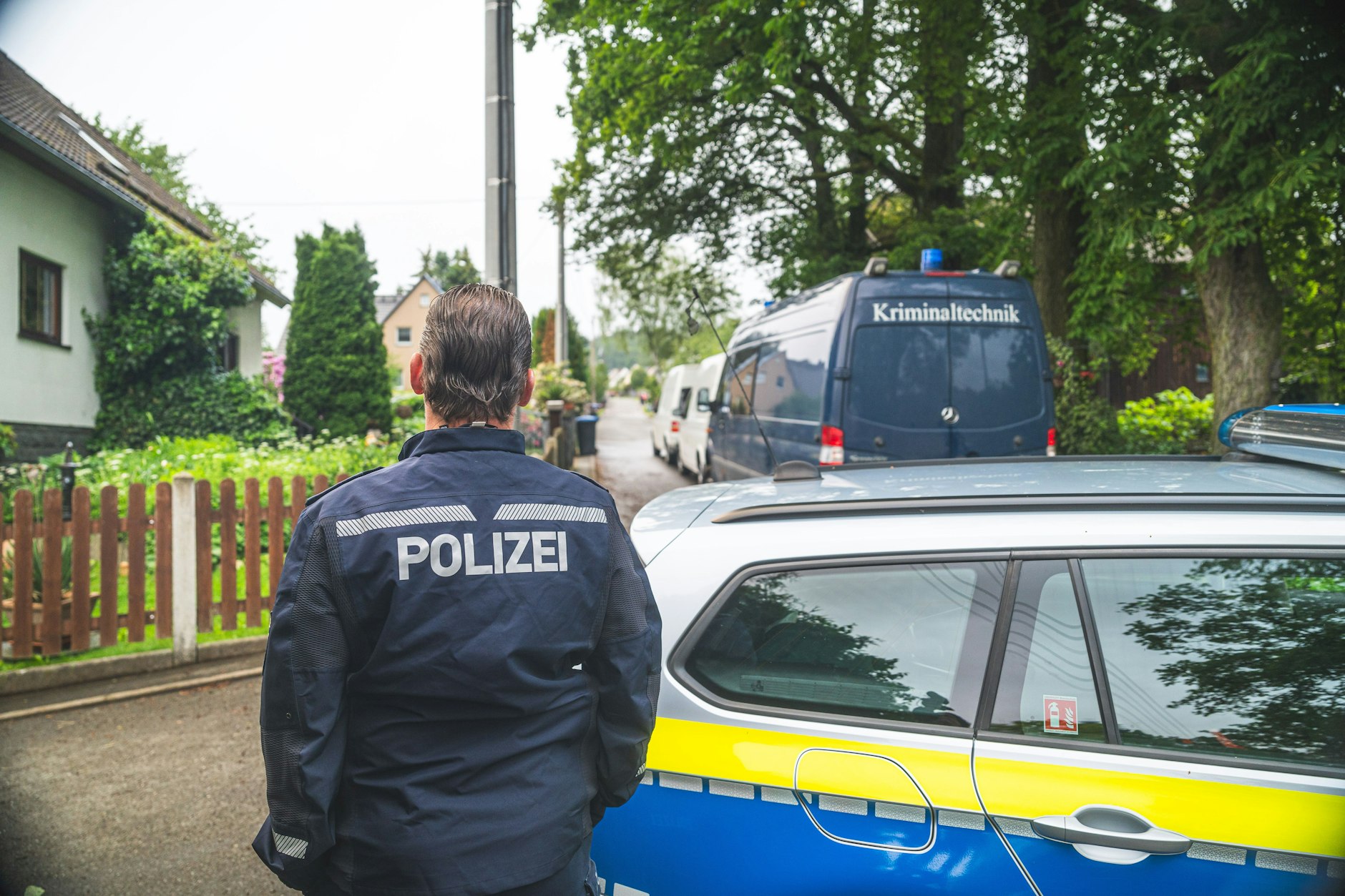 Polizeibeamte stehen am Tatort in Tirpersdorf. Hier tötete ein 28-Jähriger seine Oma, seinen Opa und seine Mutter.