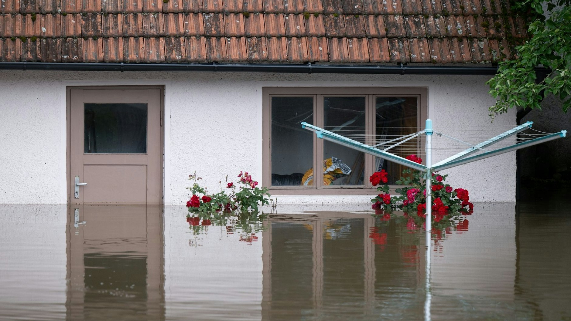 Heftiger Dauerregen am Wochenende hat in Bayern und Baden-Württemberg für Überschwemmungen teils extremen Ausmaßes gesorgt.