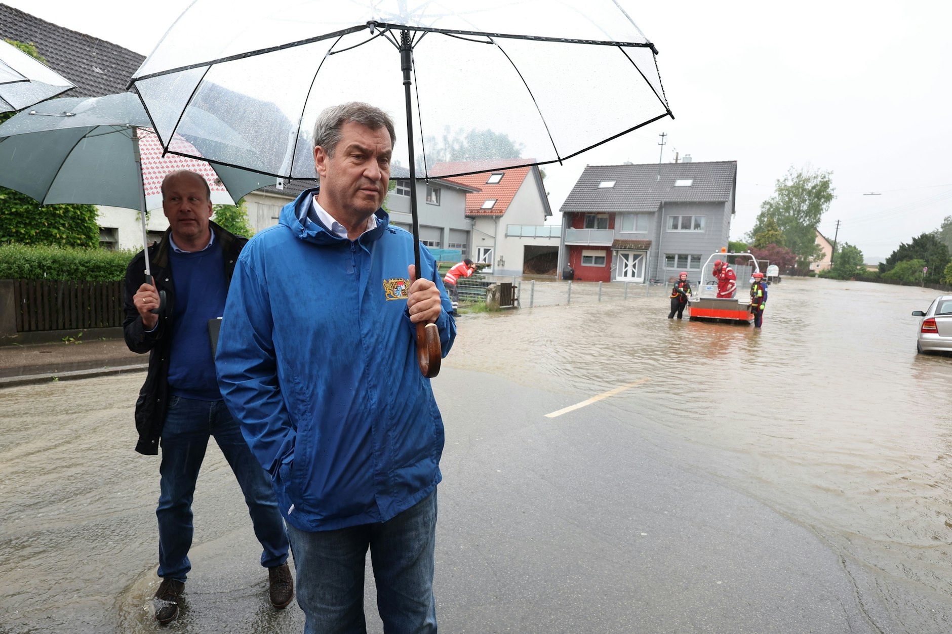 Markus Söder (CSU) steht am Rande einer überfluteten Straße vor Journalisten.&nbsp;