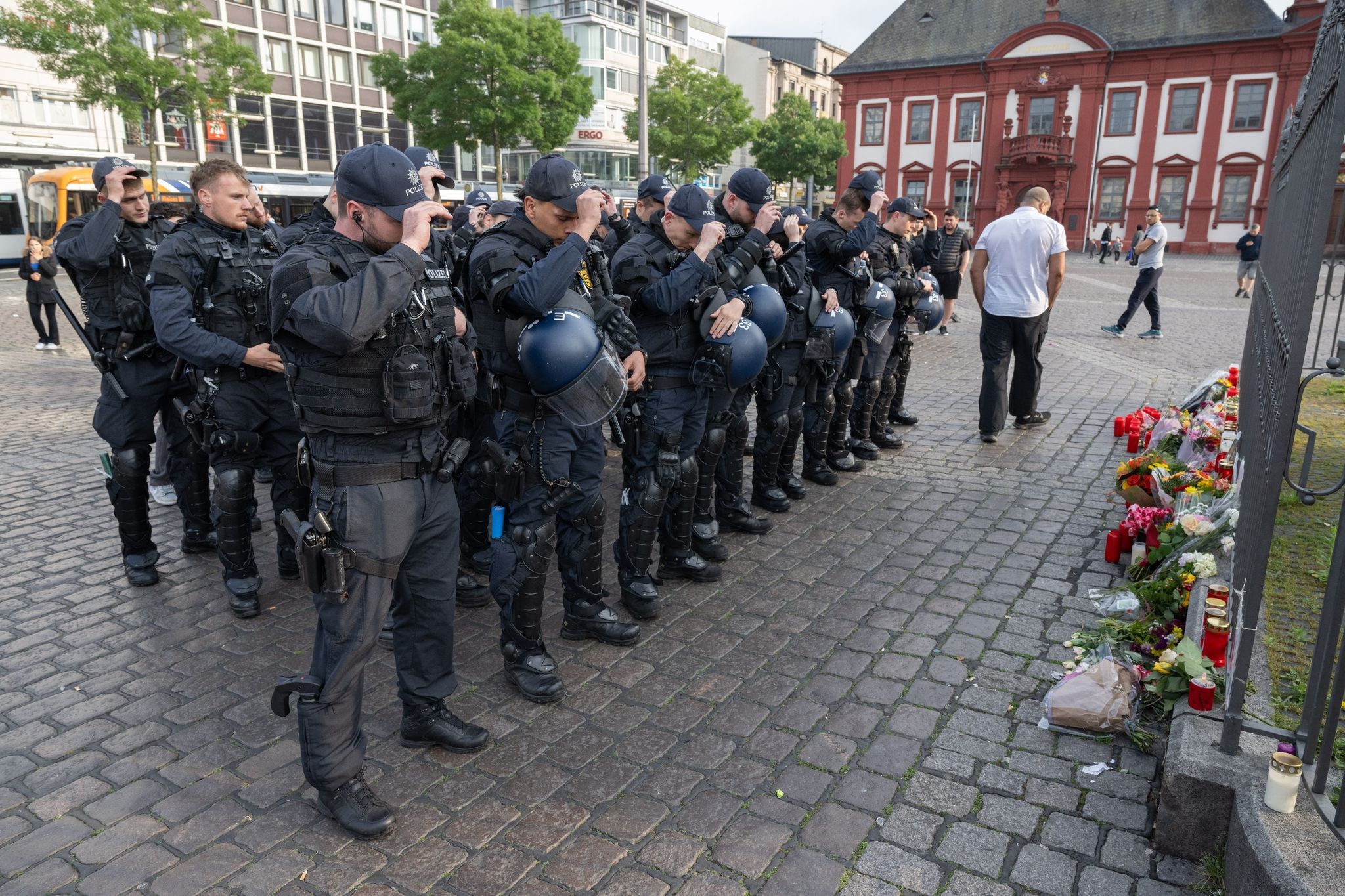 Polizist Stirbt Nach Messerangriff Auf Mannheimer Marktplatz