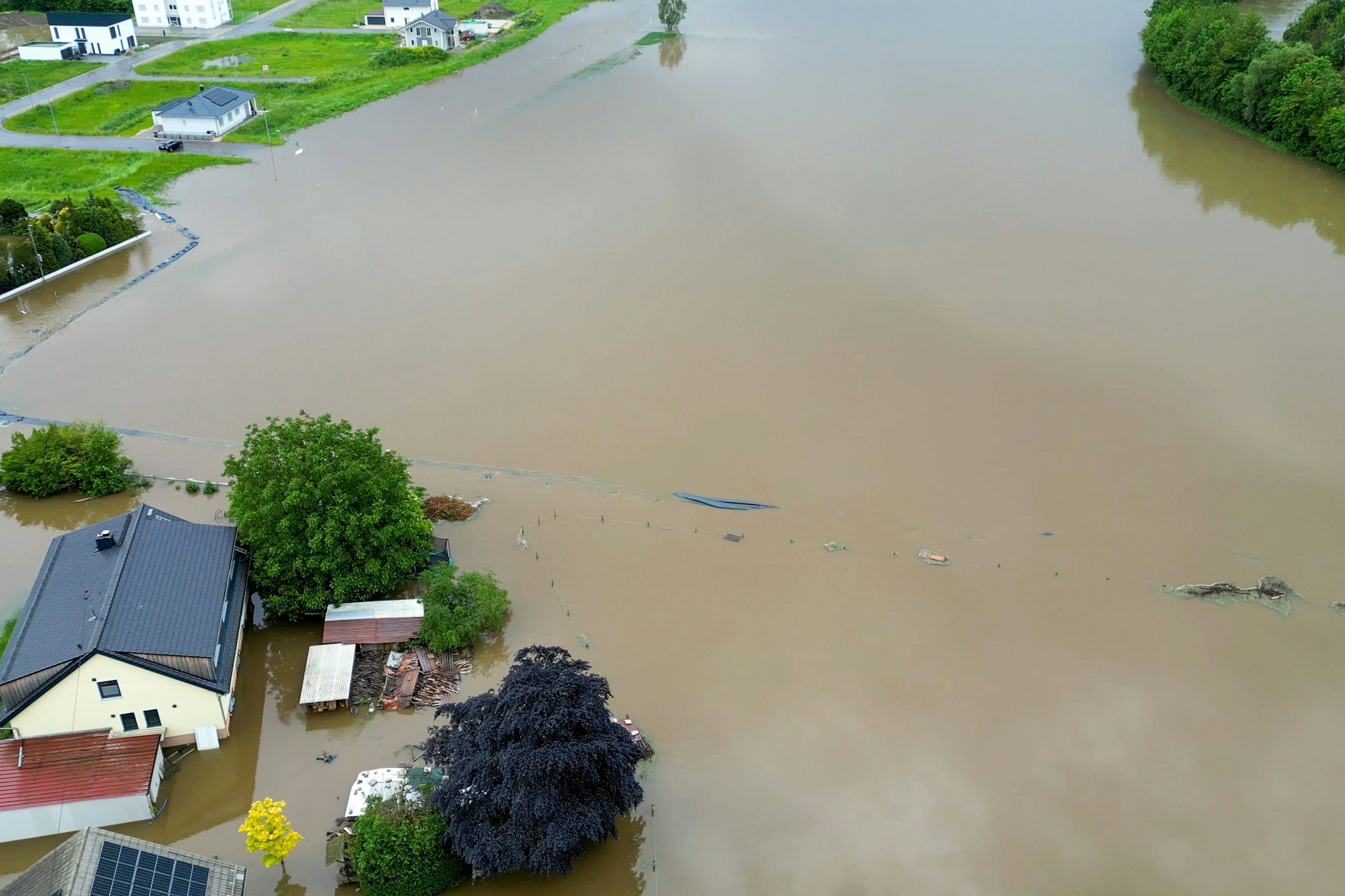 In verschiedenen Ortschaften sind Dämme gebrochen