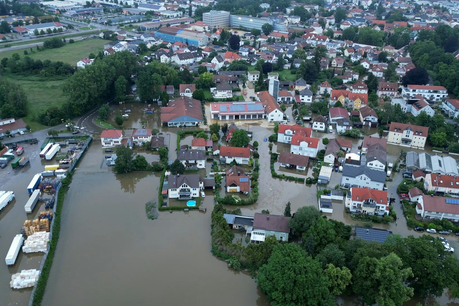 Eine Luftaufnahme zeigt überschwemmte Straßen in Schrobenhausen. Rettungskräfte haben eine Leiche im Keller eines Hauses entdeckt.