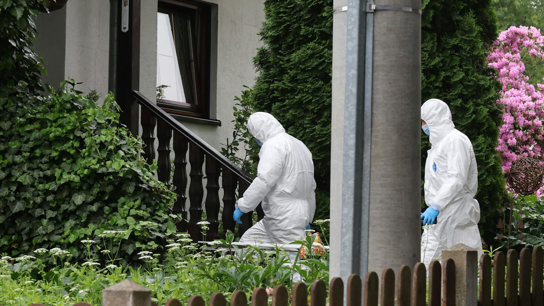 Polizeibeamte der Spurensicherung sind am Haus angekommen, in dem die Bluttat geschah.