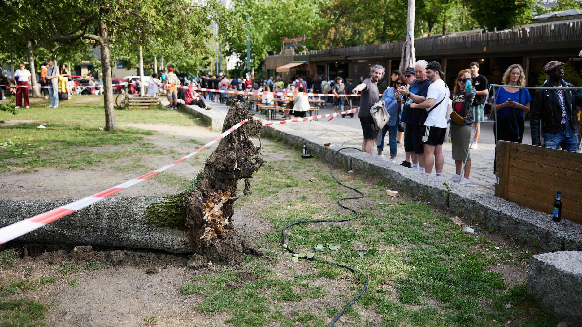Die umliegende Fläche wurde abgesperrt, damit Ermittlungen sicher stattfinden können.