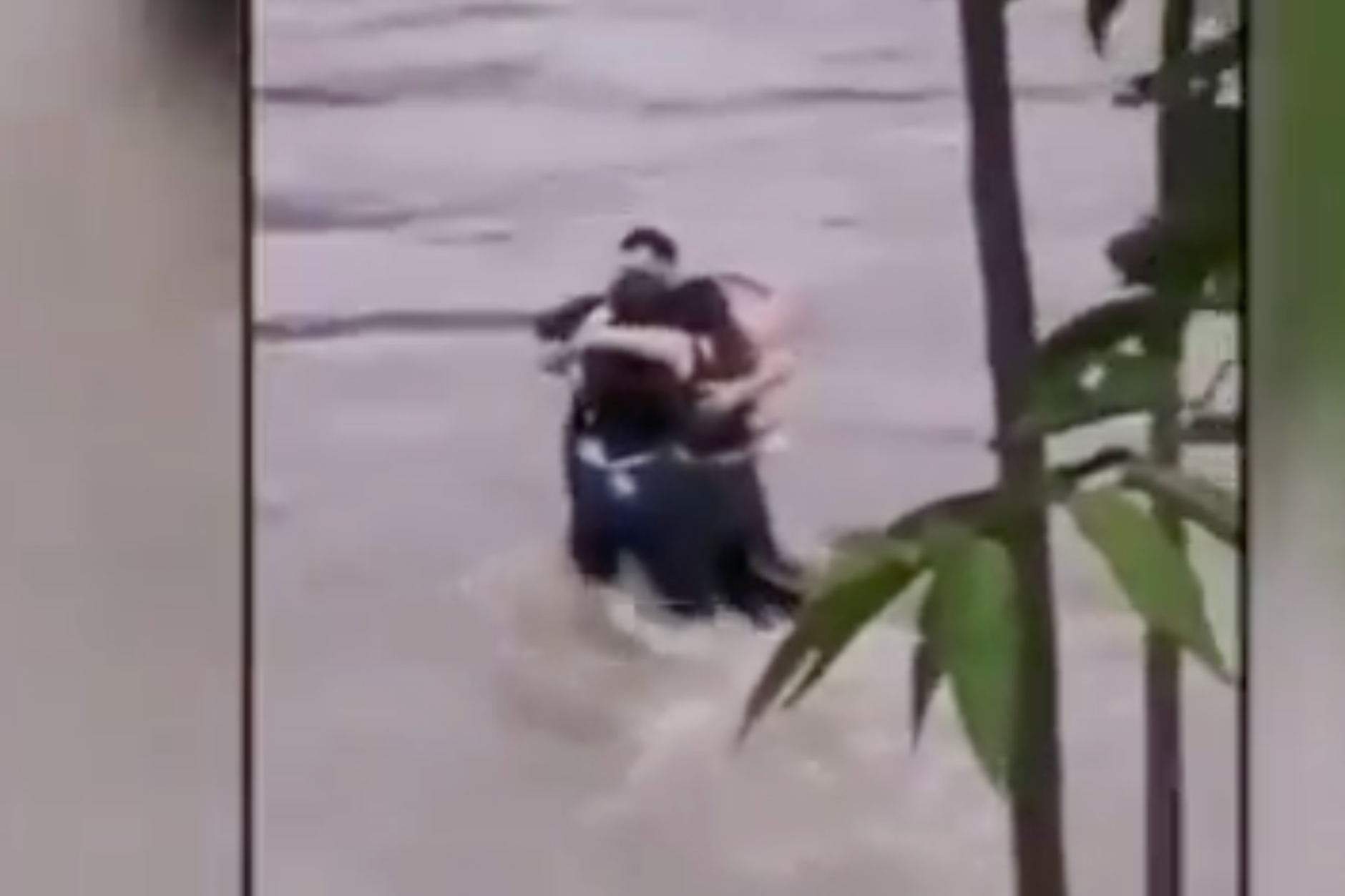 Bevor die Wassermassen sie fortrissen, umarmten sich Patrizia, Bianca und Cristian.