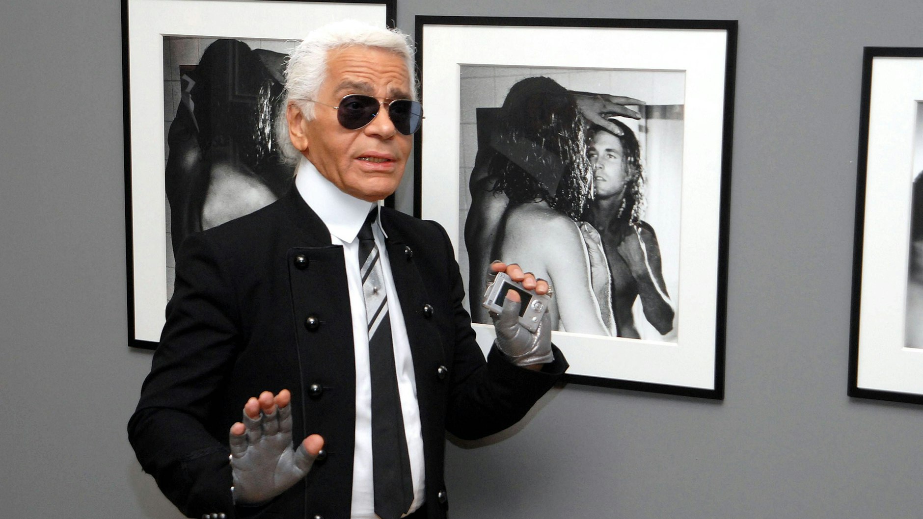 Der echte Modezar Karl Lagerfeld bei der Eröffnung seiner Fotoausstellung 2006 in Berlin