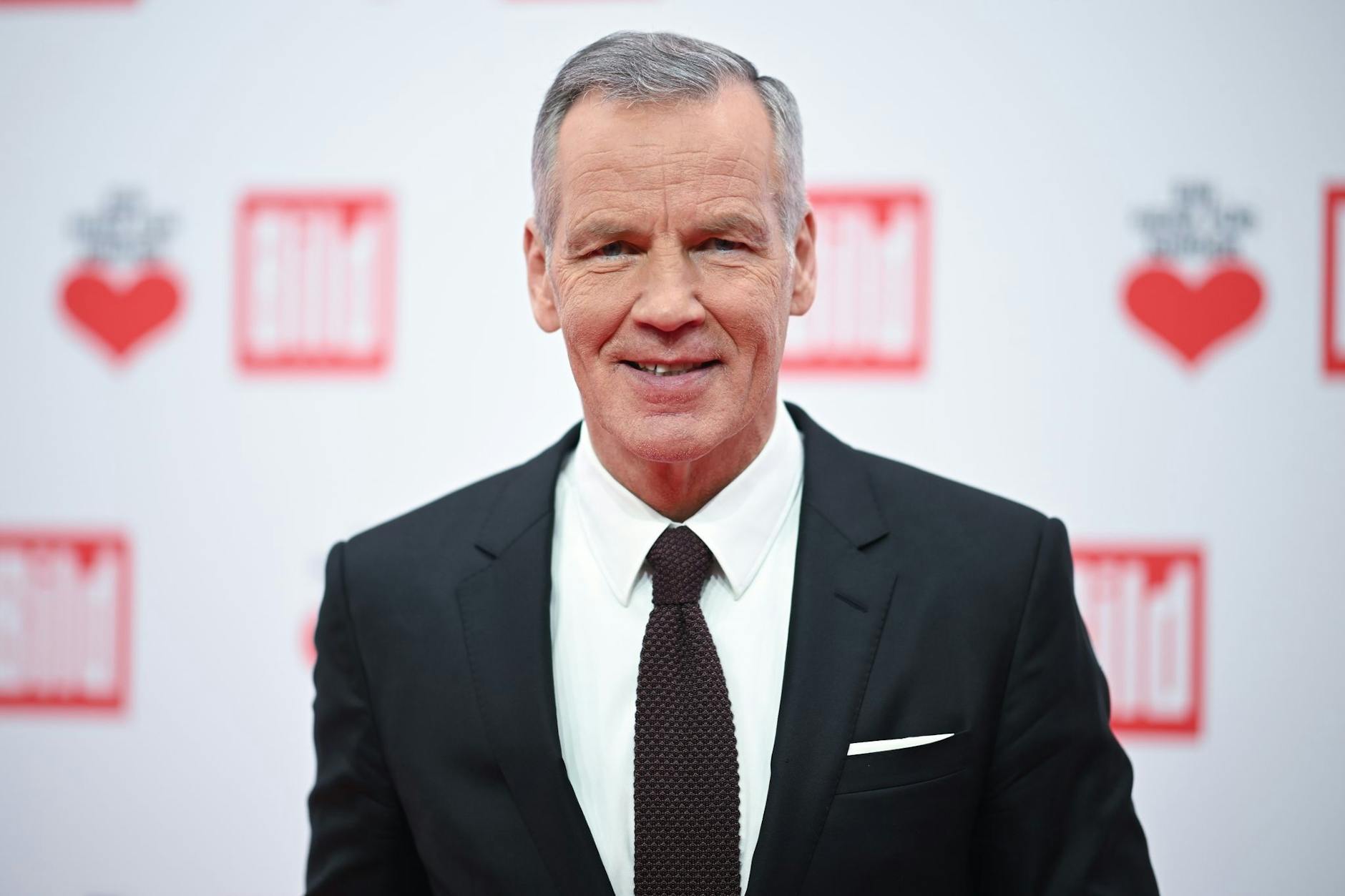 ARCHIV - Henry Maske, Box-Idol, steht auf dem Roten Teppich der TV-Spendengala "Ein Herz für Kinder".