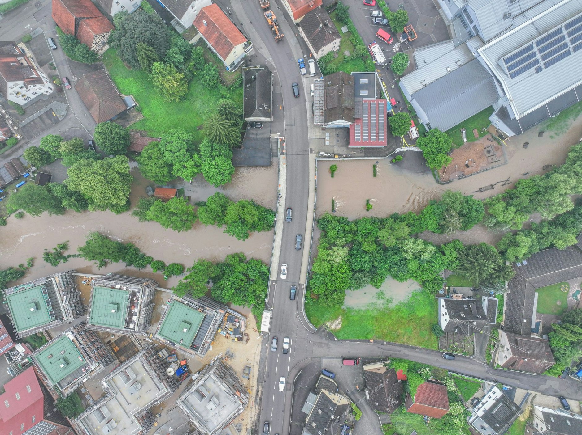 Leinzell in Baden-Württemberg aus der Vogelperspektive: der Fluss Lein ist über die Ufer getreten und hat Überschwemmungen verursacht.  
