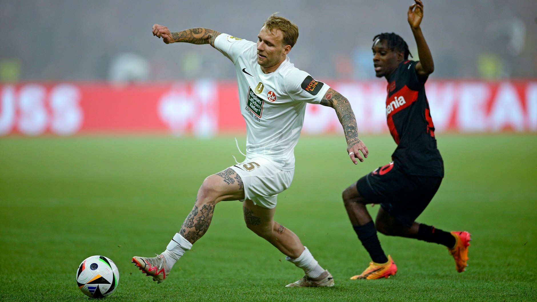 &nbsp;Tymoteusz Puchacz (l.) bbehauptet im Dress von Kaiserslautern im Pokalfinale gegen Leverkusens Jeremie Frimpong den Ball.