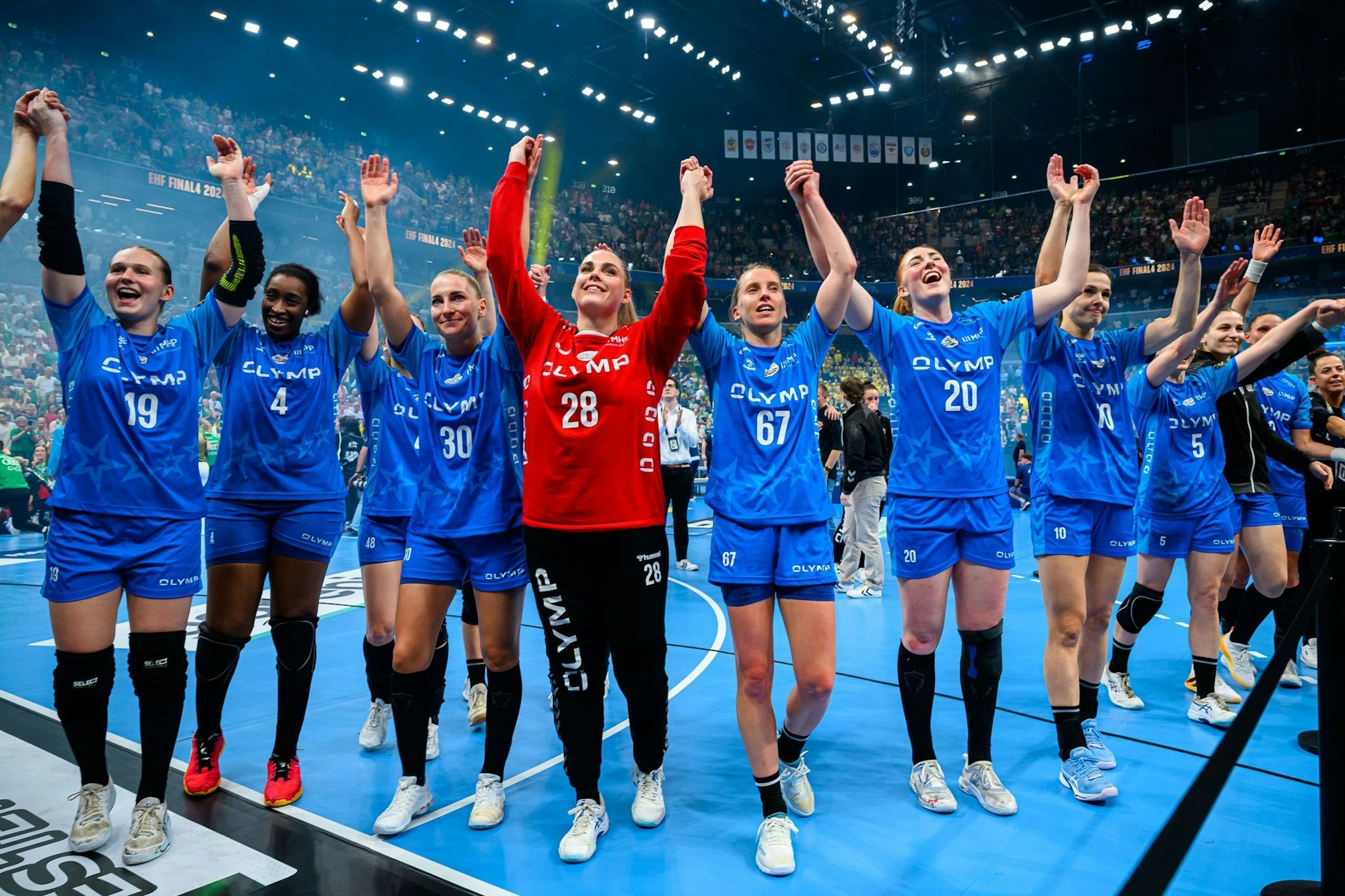 Die Handballerinnen der SG BBM Bietigheim haben den ersten Champions-League-Titel einer deutschen Frauenmannschaft verpasst. Das Finale gegen den ungarischen Rekordsieger Audi ETO Györ ging mit 24:30 verloren - die Spielerinnen dürfen sich aber über Silbermedaillen freuen.  