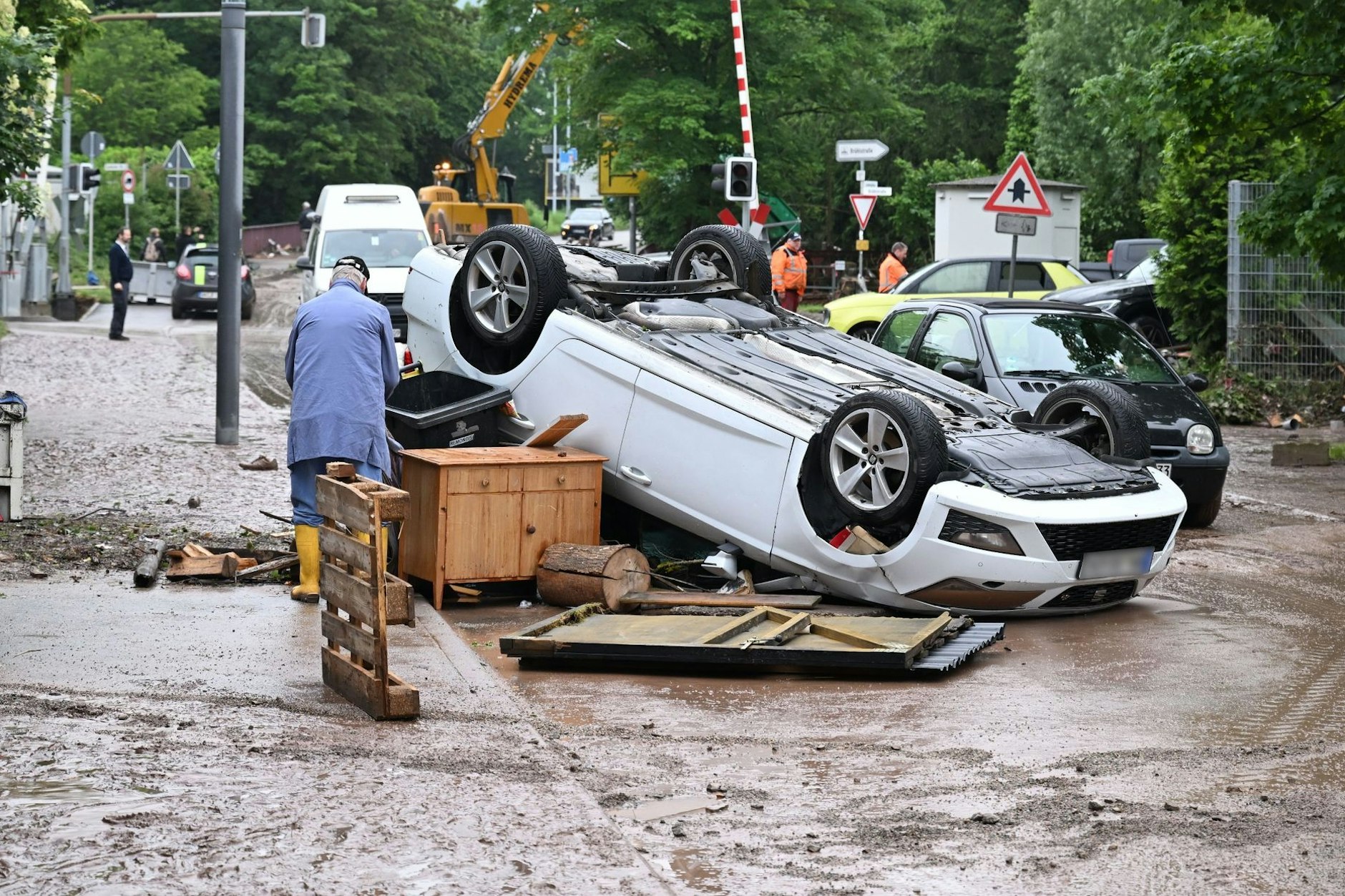 Unwetter-Schäden in Rudersberg in Baden-Württemberg: Dieses Auto wurde vom Hochwasser auf das Dach gelegt.