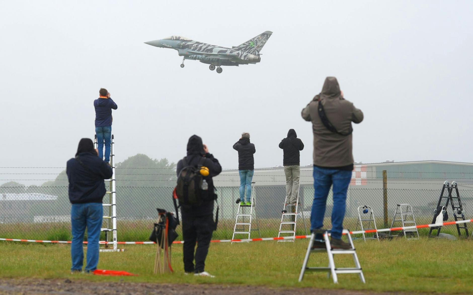 Rund 60 Kampfjets und Hubschrauber aus elf Nato-Staaten sowie der Schweiz und Österreich nehmen an dem internationalen Luftwaffen-Manöver «Tiger Meet» im schleswig-holsteinischen Jagel teil. Dazu gehört auch dieser Eurofighter, den Plane-Spotter hier beobachten.