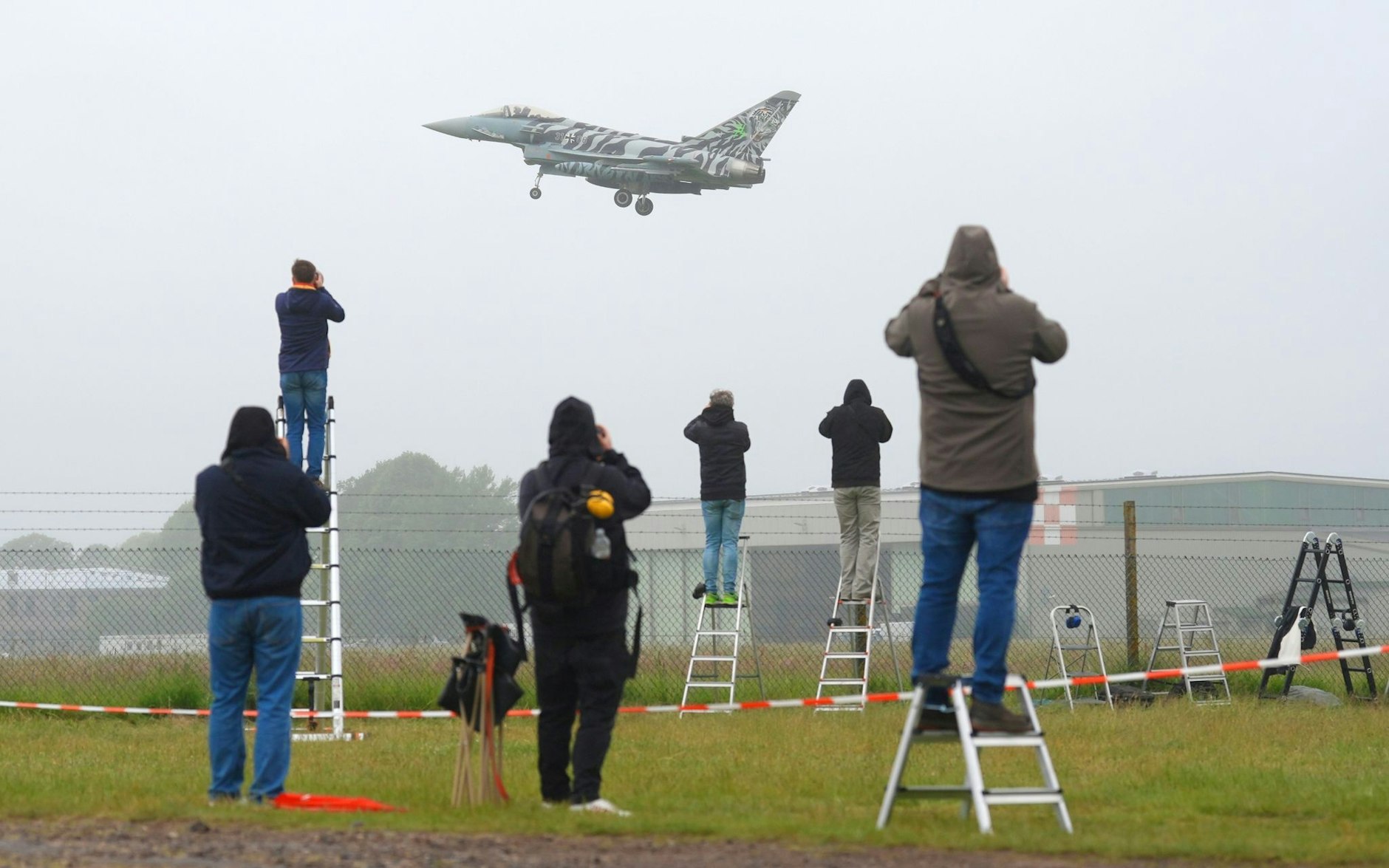 Rund 60 Kampfjets und Hubschrauber aus elf Nato-Staaten sowie der Schweiz und Österreich nehmen an dem internationalen Luftwaffen-Manöver «Tiger Meet» im schleswig-holsteinischen Jagel teil. Dazu gehört auch dieser Eurofighter, den Plane-Spotter hier beobachten.  