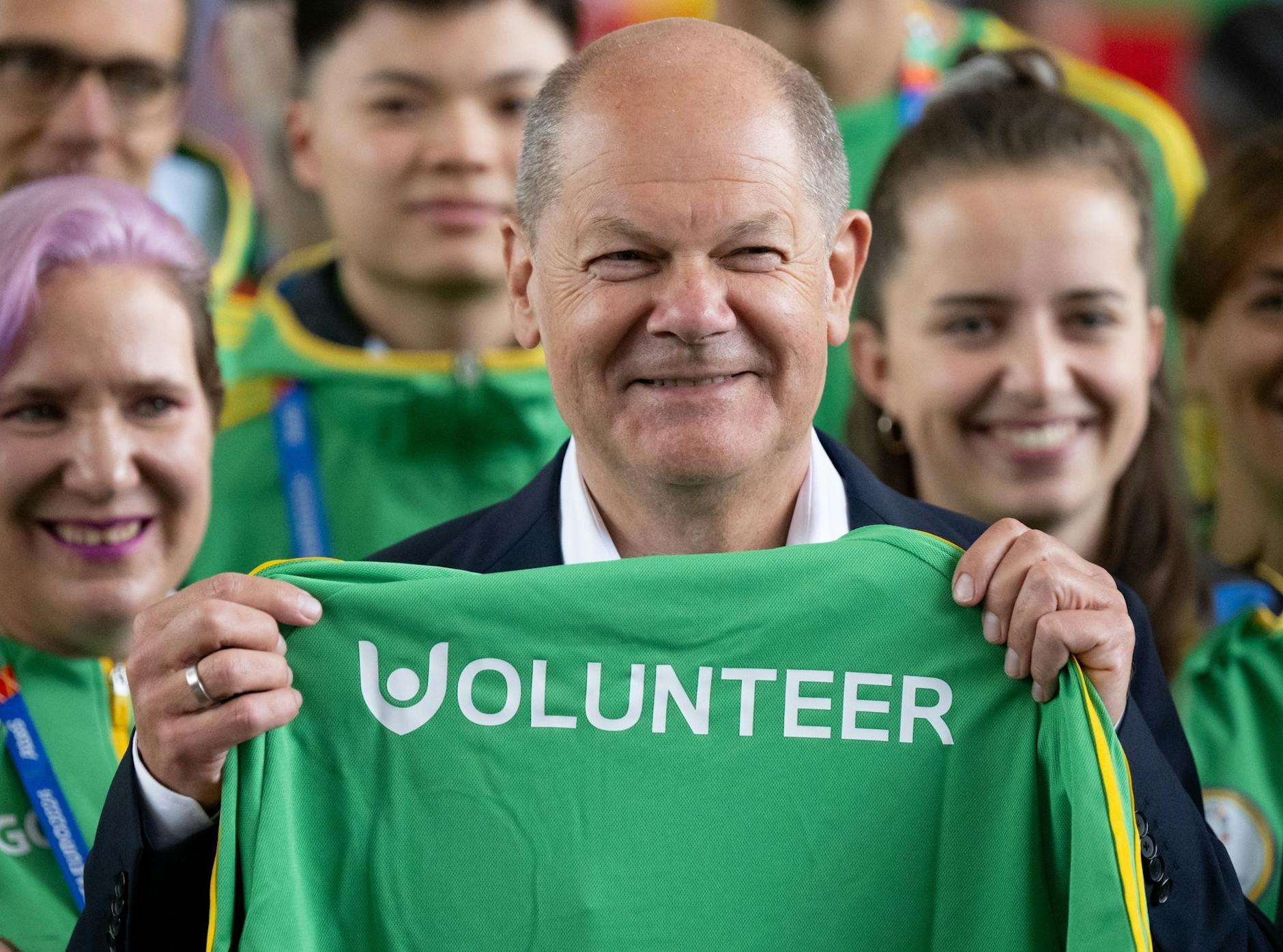 Nur noch wenige Tage bis zum Beginn der Fußball-Europameisterschaft: Daher besucht Bundeskanzler Olaf Scholz die Münchner Fußball Arena und die Volunteers der EM.