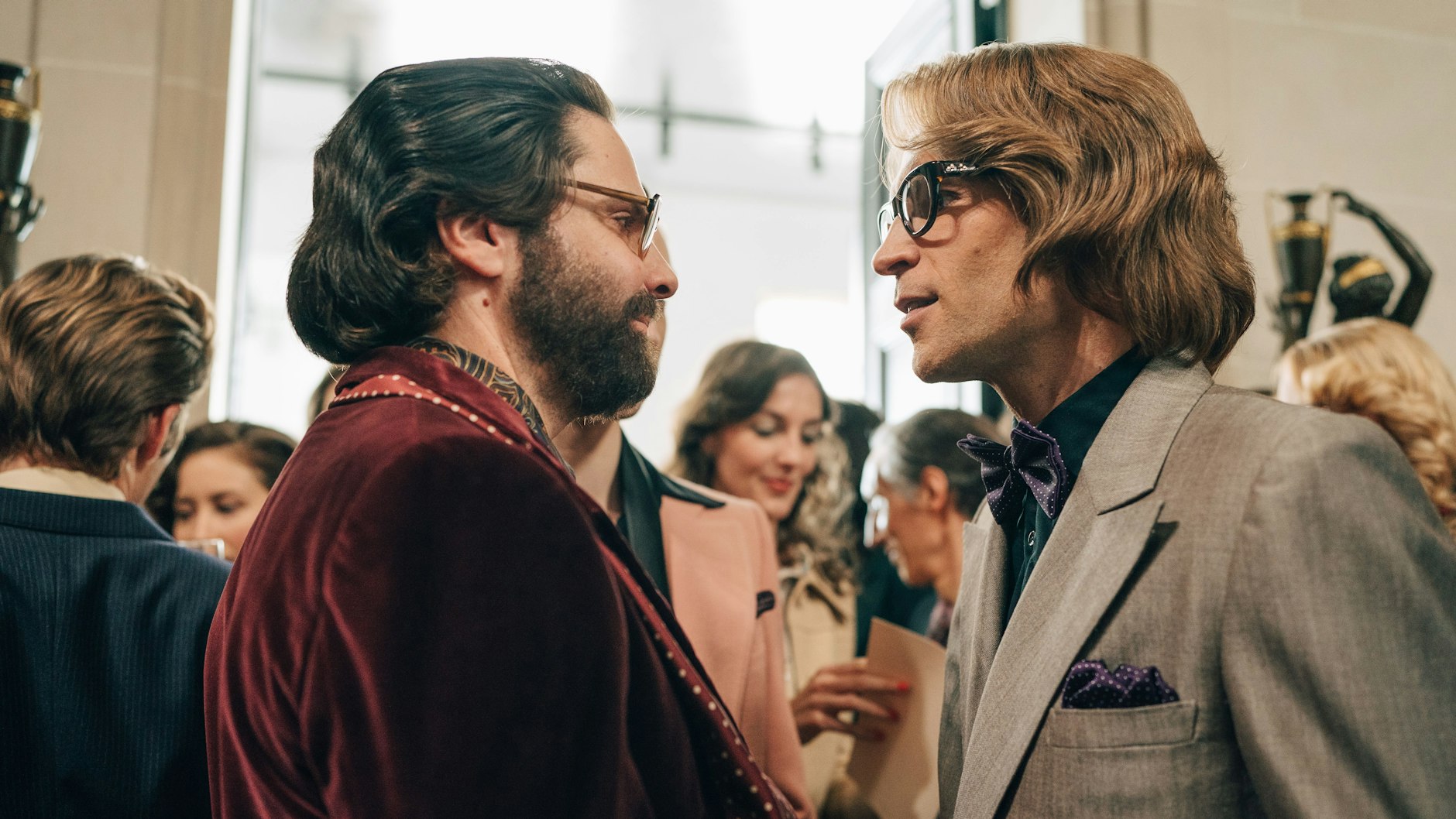 Serienszene: Daniel Brühl (l.) als Modeschöpfer Karl Lagerfeld trifft auf seinen Rivalen Yves Saint Laurent (Arnaud Valois).