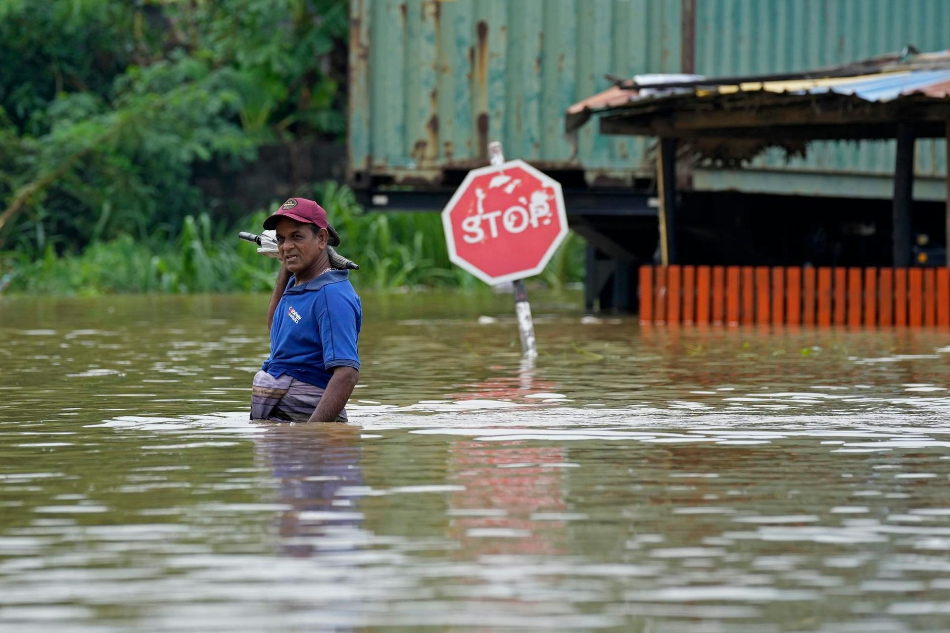 Ein Mann watet durch Hochwasser in Kelaniya, einem Vorort von Colombo in Sri Lanka. Nach heftigen Regenfällen in vielen Teilen des Inselstaates kam es zu Überschwemmungen.