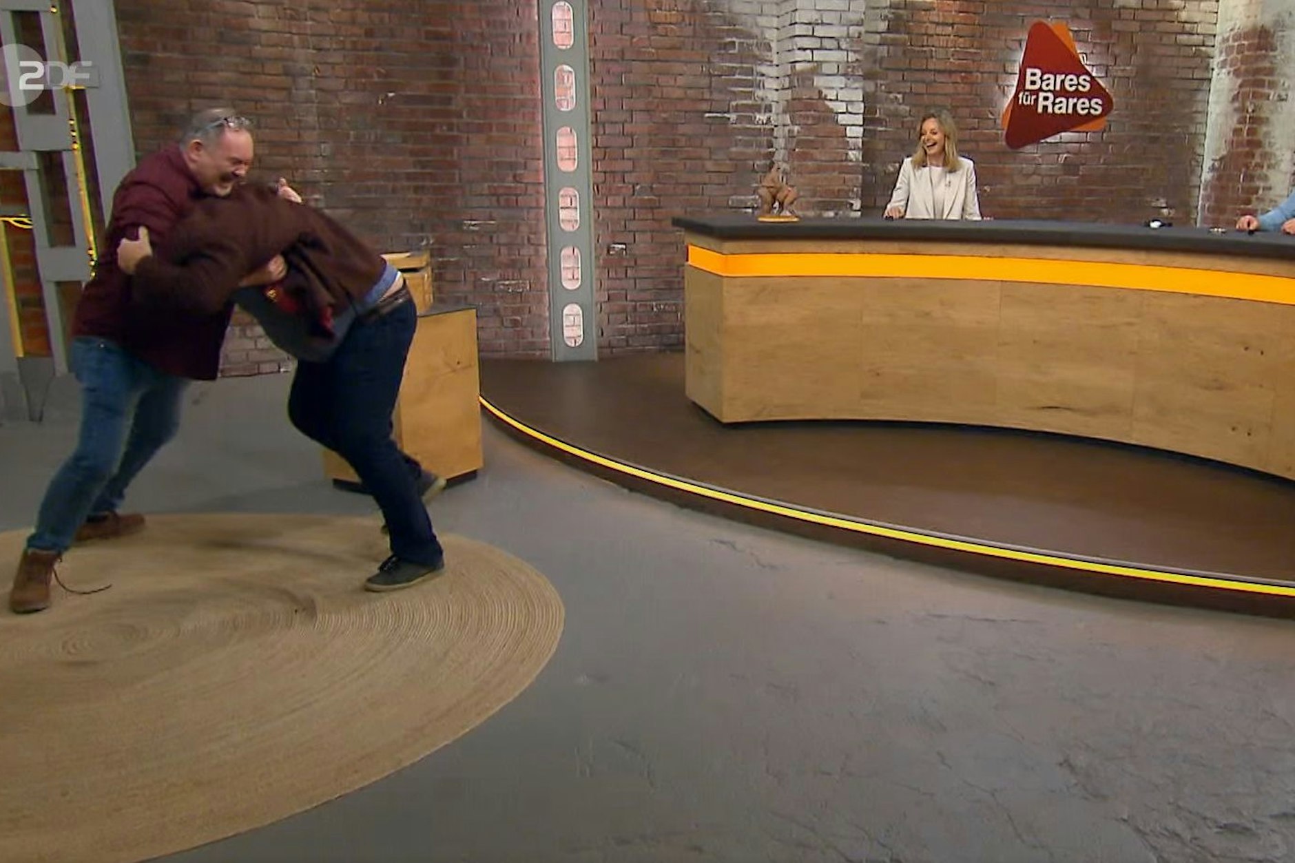 Kampf im Sumo-Stil: Kulthändler Walter „Waldi“ Lehnertz (l.) wehr sich gegen seinen „Bares für Rares“-Kollegen Daniel Meyer.