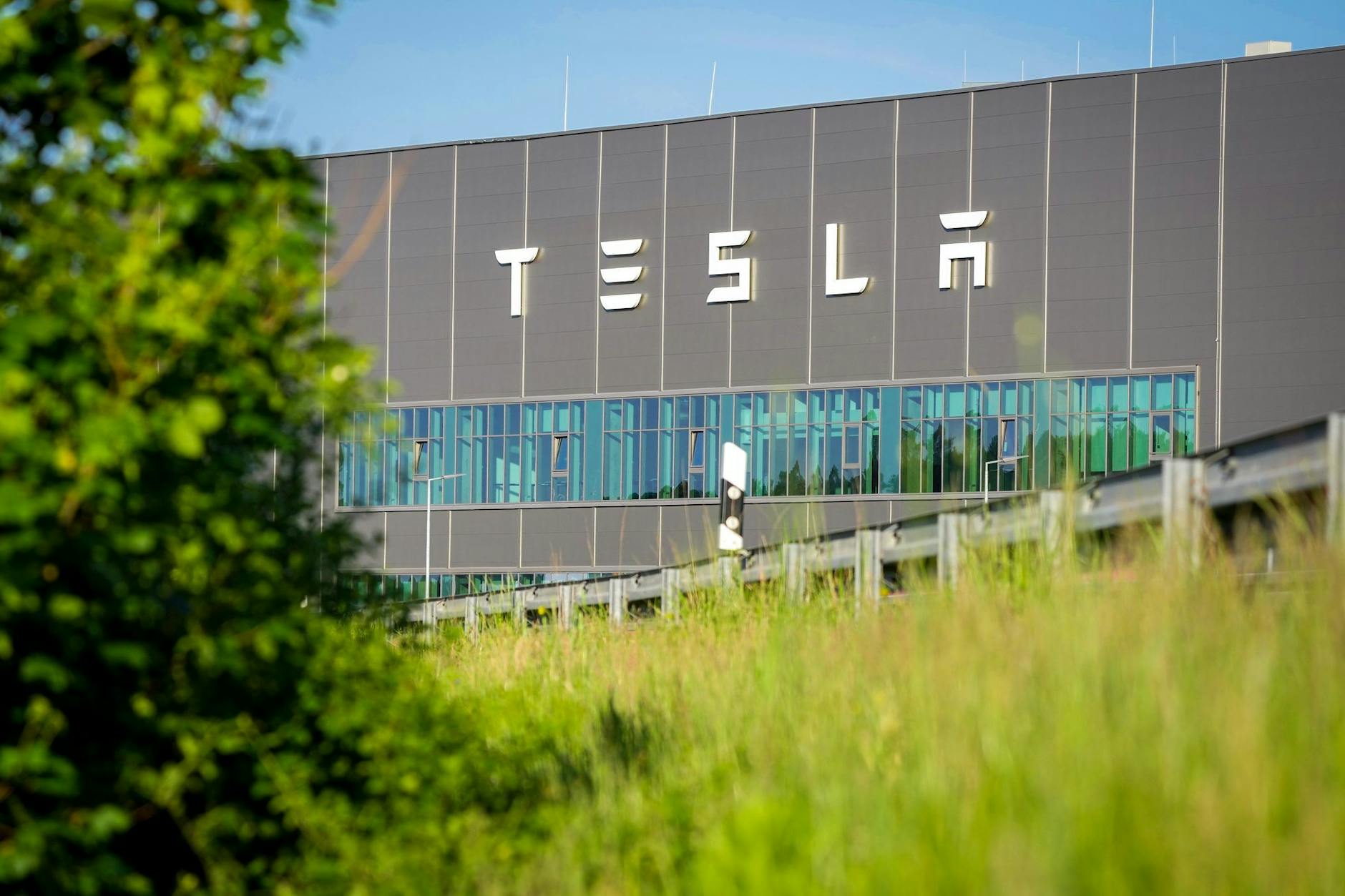 Das Tesla-Werk in Grünheide. Die Produktion in der Giga-Factory wird an mehreren Tagen zurückgefahren.