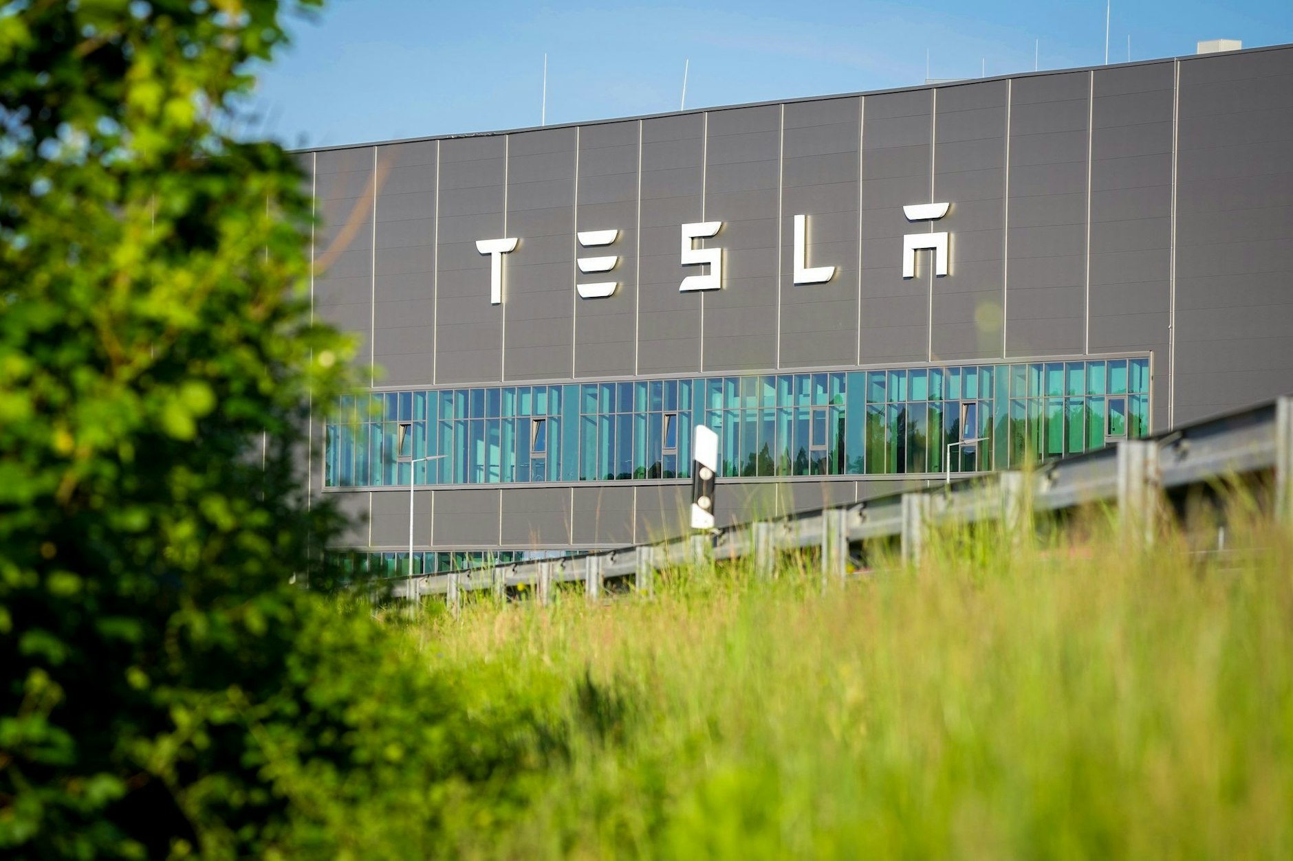 Das Tesla-Werk in Grünheide. Die Produktion in der Giga-Factory wird an mehreren Tagen zurückgefahren.