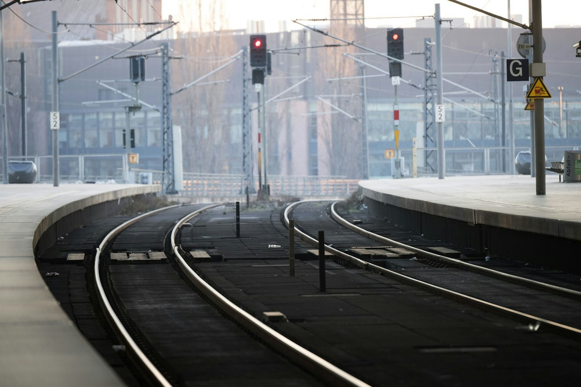 Leere Gleise am Hauptbahnhof. Die Streiks bei der Deutschen Bahn haben viele Fahrgäste getroffen.