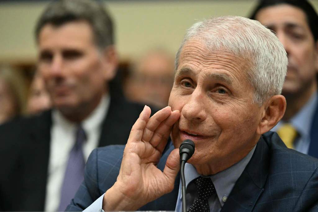 Corona: Hat US-Präsidentenberater Fauci sich die Abstandsregeln selbst ausgedacht?