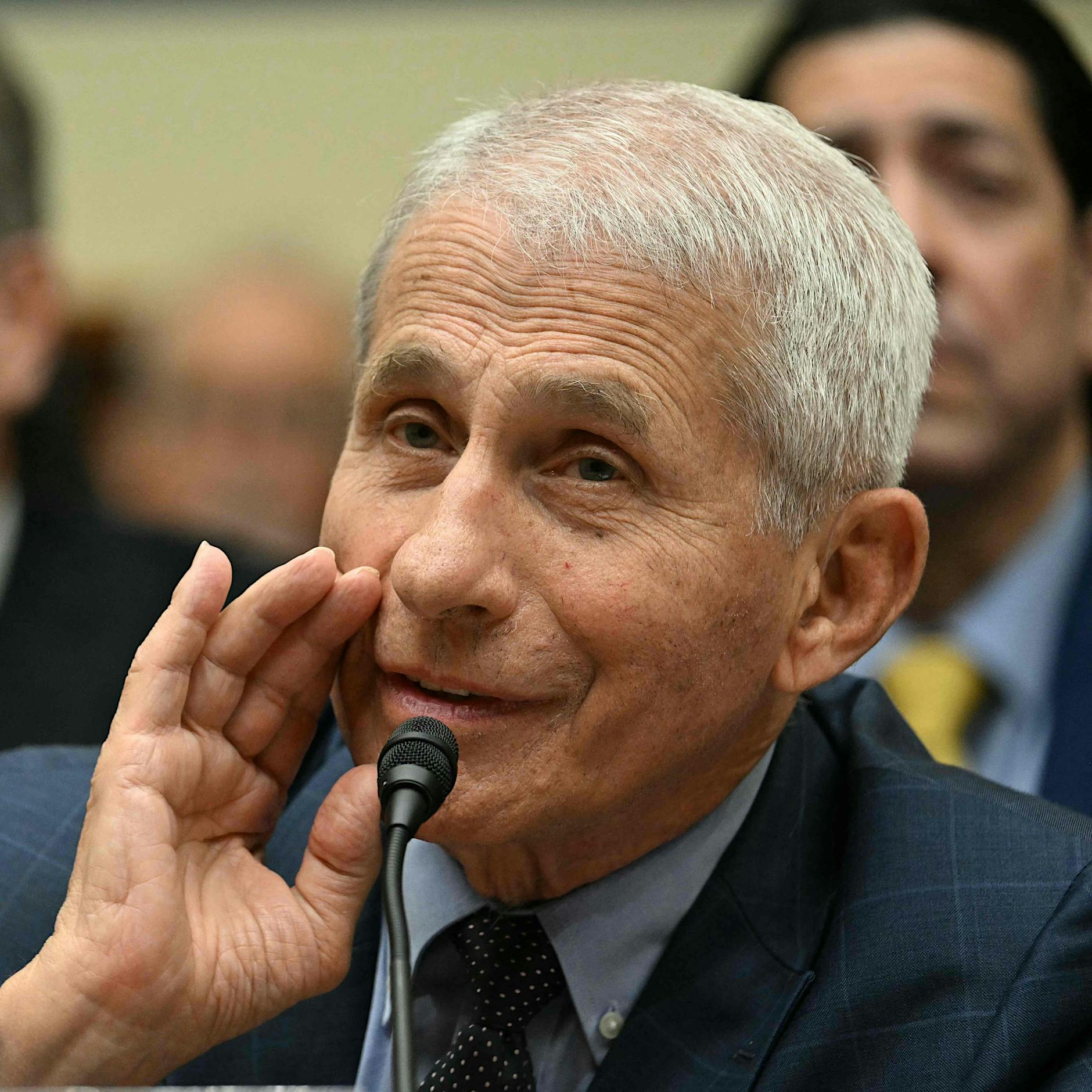 Corona: Hat US-Präsidentenberater Fauci sich die Abstandsregeln selbst ausgedacht?