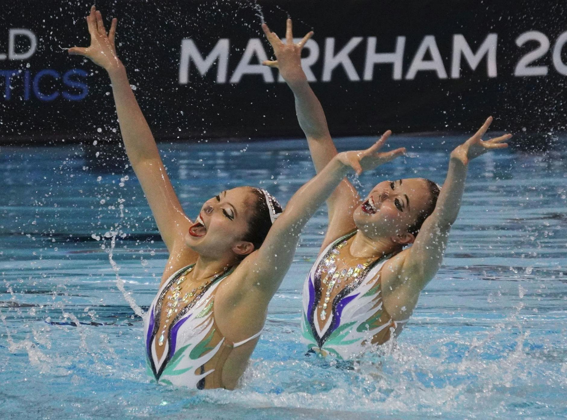 Im kanadischen Markham wird im Kunstschwimmen beim Artistic Swimming World Cup um Medaillen gekämpft. Moe Higa (l) und Tomoka Sato aus Japan holten im Frauen-Duett Gold.
