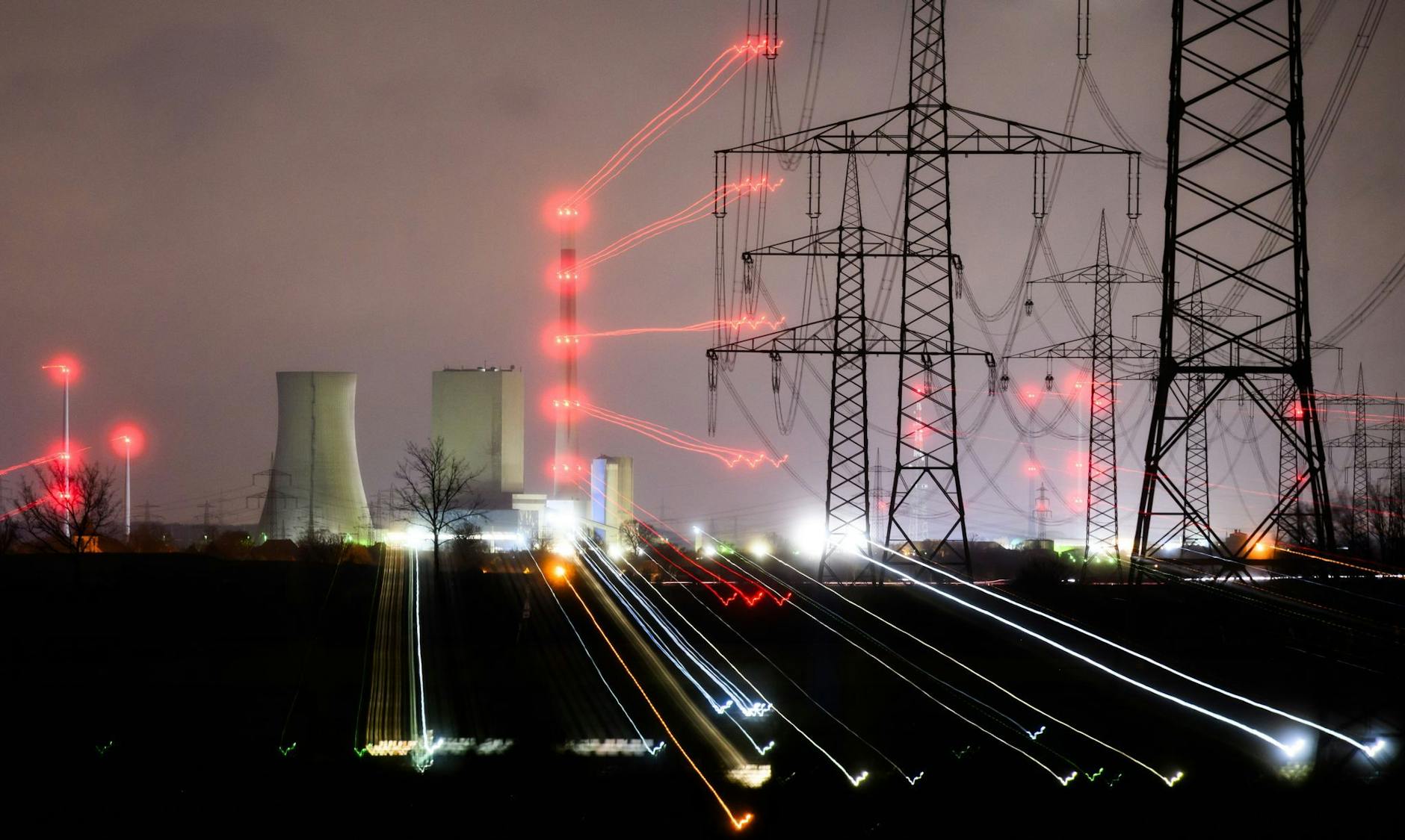 ARCHIV - Rote Lampen leuchten rund um das Kohlekraftwerk Mehrum (Aufnahme mit langer Verschlusszeit und Zoom-Effekt).