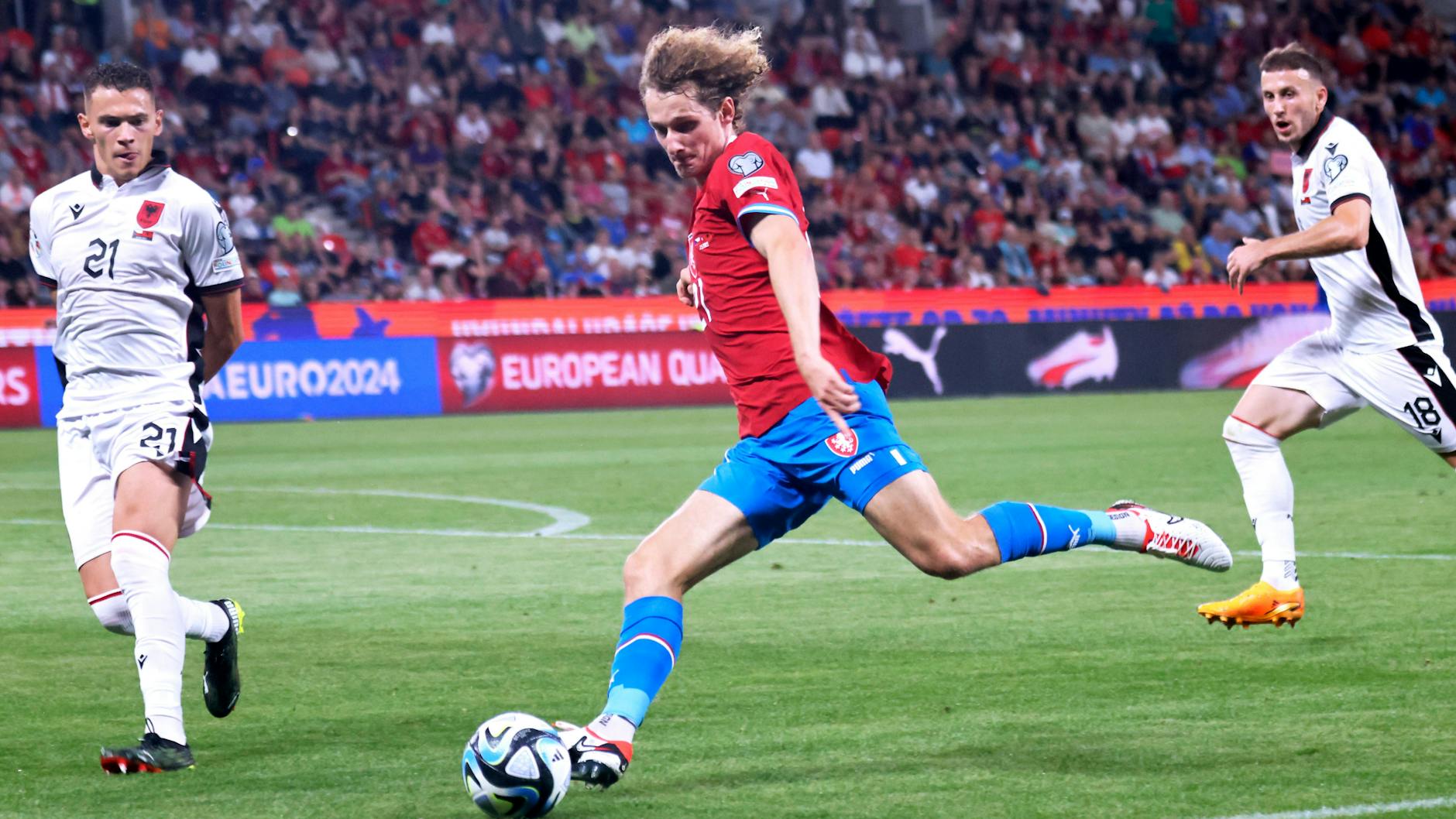 Alex Kral kommt im EM-Qualifikationssspiel von Tschechien gegen Albanien unbedrängt zum Flanken.