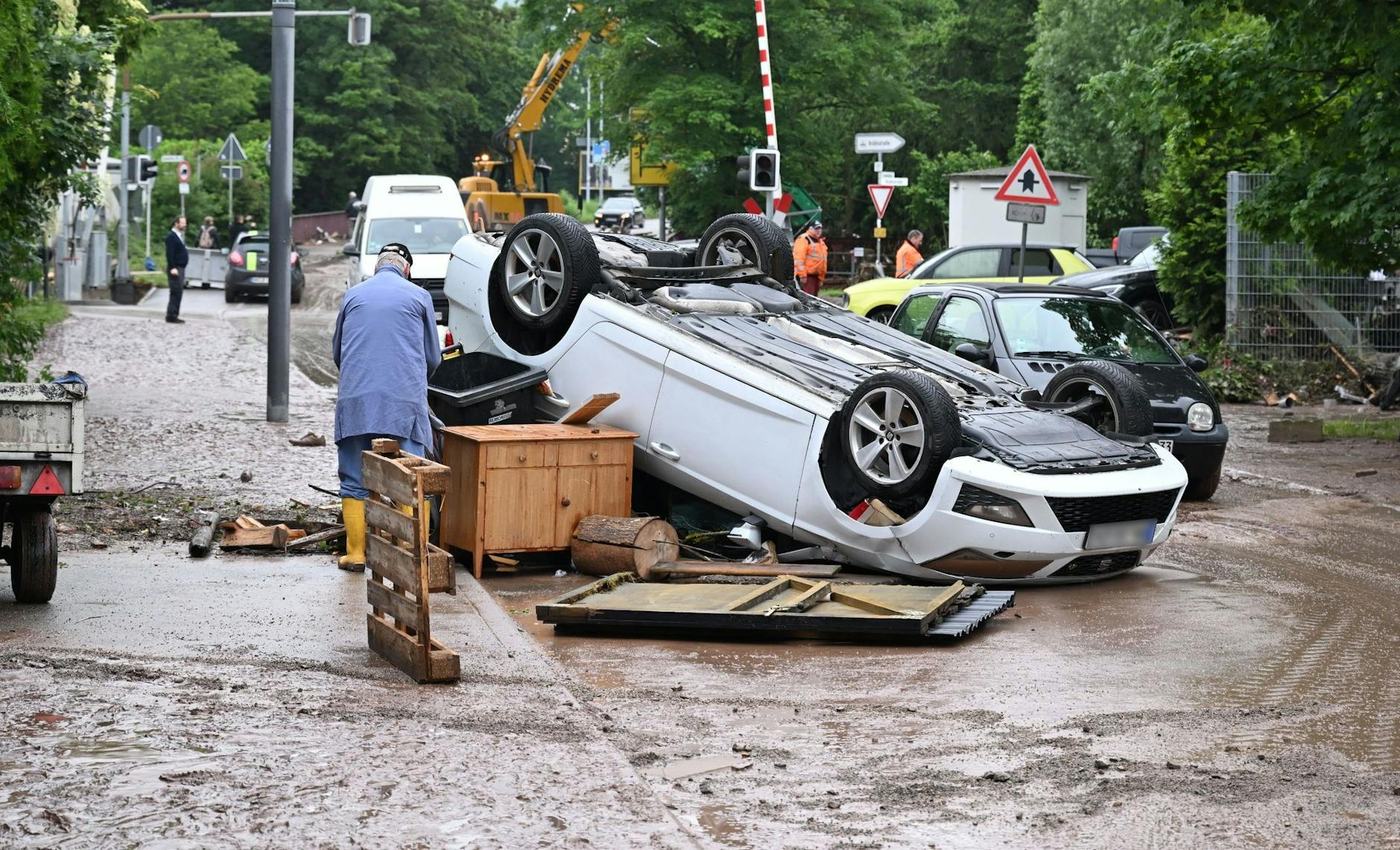 dpatopbilder - Seit Tagen kämpfen Einsatzkräfte in Bayern und Baden-Württemberg gegen die Flut und ihre Folgen. Dieses Auto ist in Rudersberg durch das Hochwasser umgestürzt.