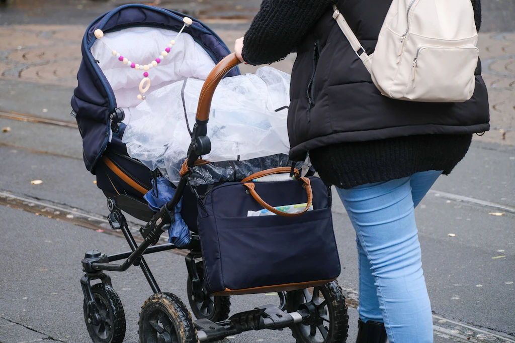 Rassistische Tat: Seniorin bespuckt Baby in Schöneberg