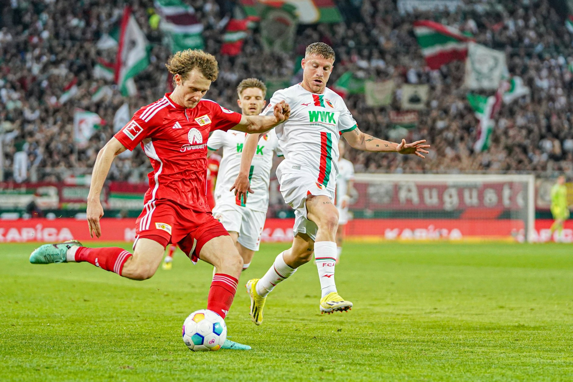 Alex Kral vom 1. FC Union kommt gegen Augsburgs Pep Biel Mas Jaume zum Schuss.