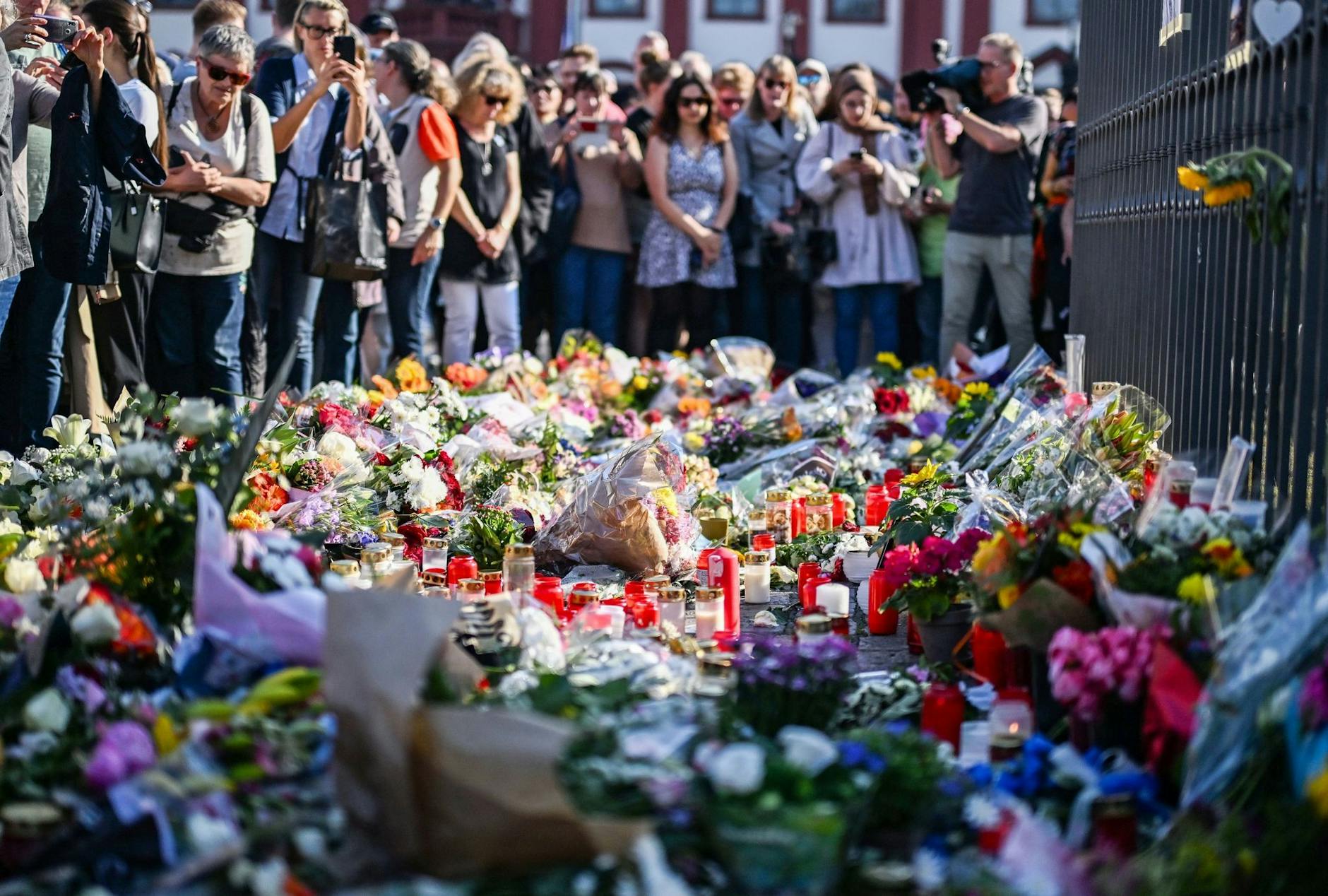 dpatopbilder - Bei einer Kundgebung unter dem Motto "Mannheim hält zusammen" auf dem Mannheimer Marktplatz wurden Blumen an dem Tatort niedergelegt, an dem am Freitag bei einer Messerattacke ein Polizist getötet wurde.
