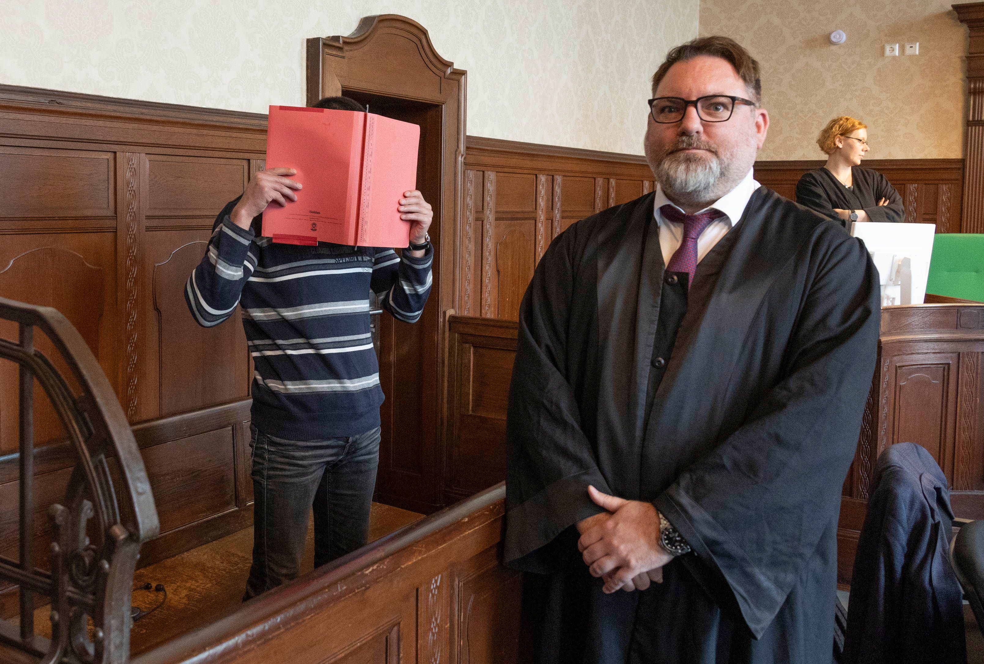 Brutaler Halsketten-Räuber schleift Opfer mit dem Auto mit!