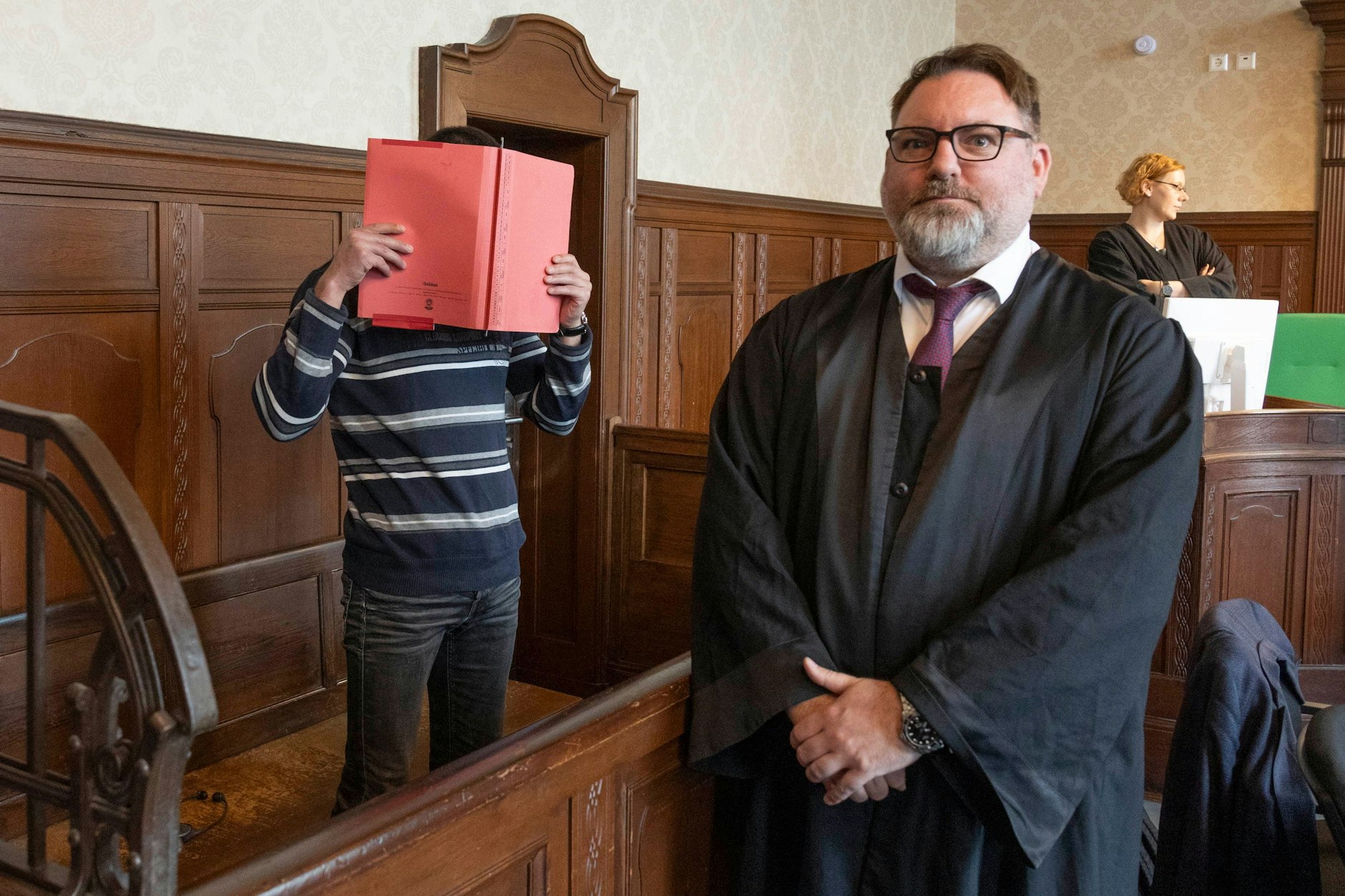 Der Halsketten-Räuber steht neben seinem Anwalt vor Gericht. Später gibt er alles zu.