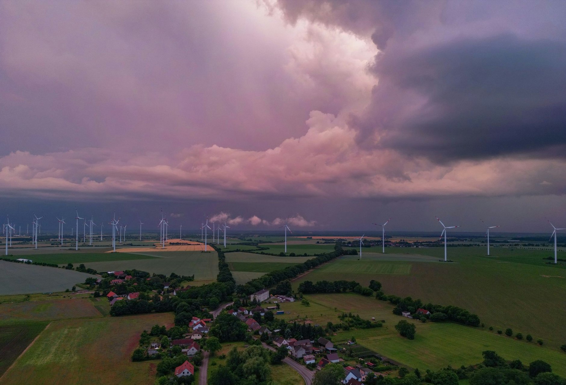 Heftiger Regen und Gewitter: Das Wetter bleibt auch in Brandenburg turbulent. Unterdessen kommt es im Süden Deutschlands zu schweren Überflutungen.  