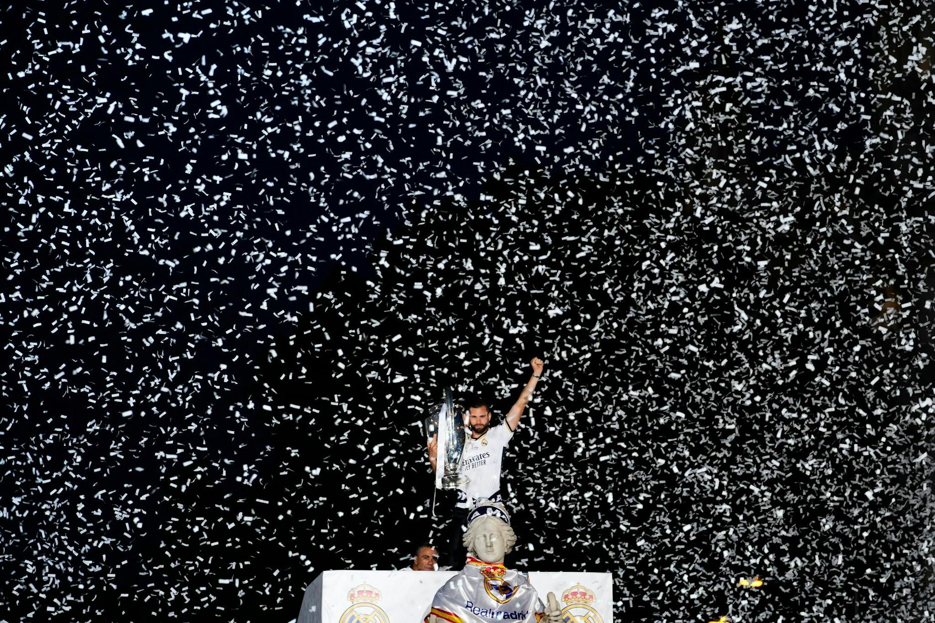 Von jubelnden Fan-Massen und im Konfettiregen wurden die Champions-League-Helden um Dani Carvajal in der spanischen Hauptstadt empfangen. Real Madrid hatte das Finale mit 2:0 gegen Borussia Dortmund gewonnen.