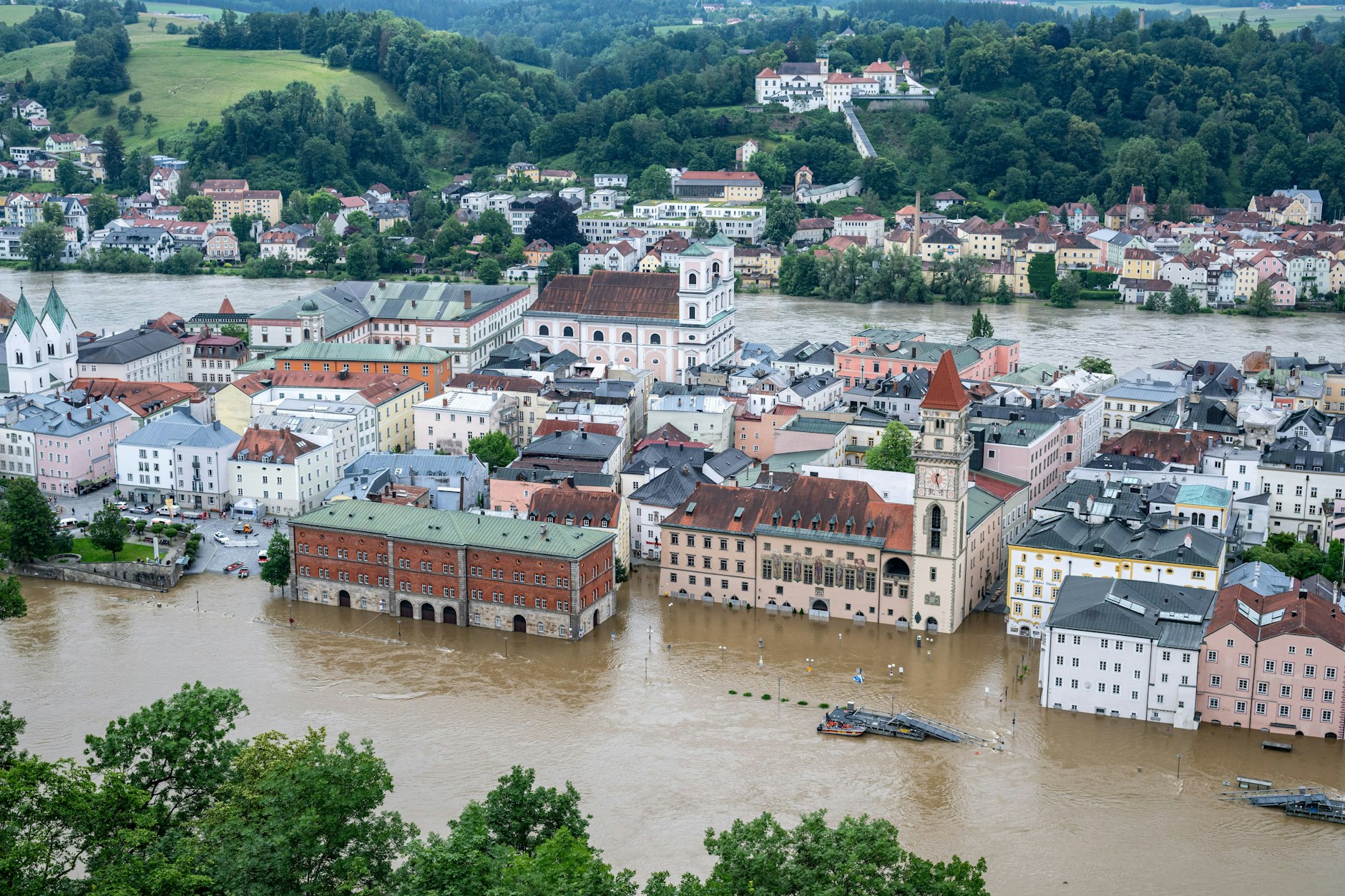 Bayern, Passau: Teile der Altstadt sind vom Hochwasser der Donau überflutet. 