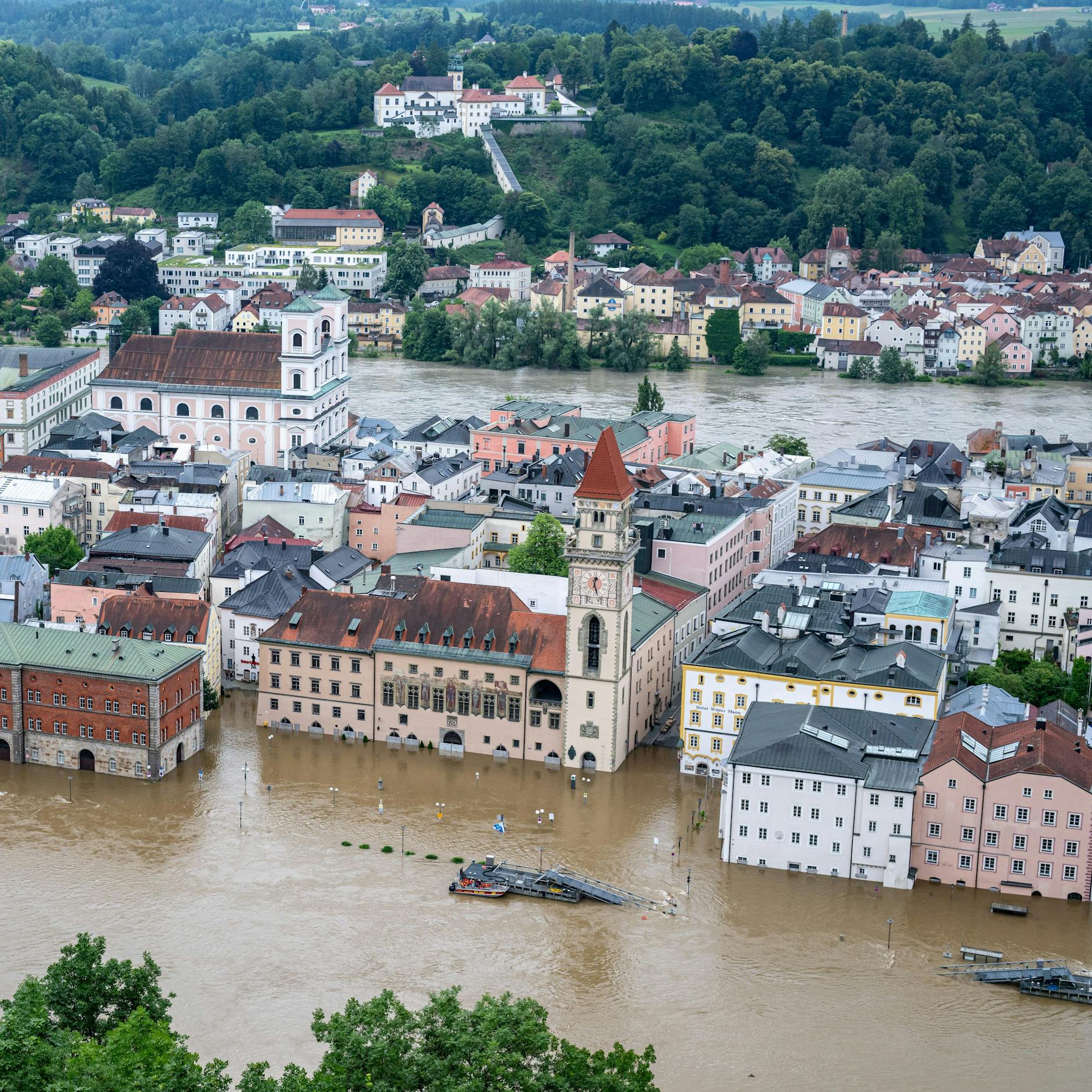 Image - Liveticker zum Hochwasser: Alarmstufe 1 in Südbrandenburg, Frau nach 52 Stunden aus Baumkrone gerettet