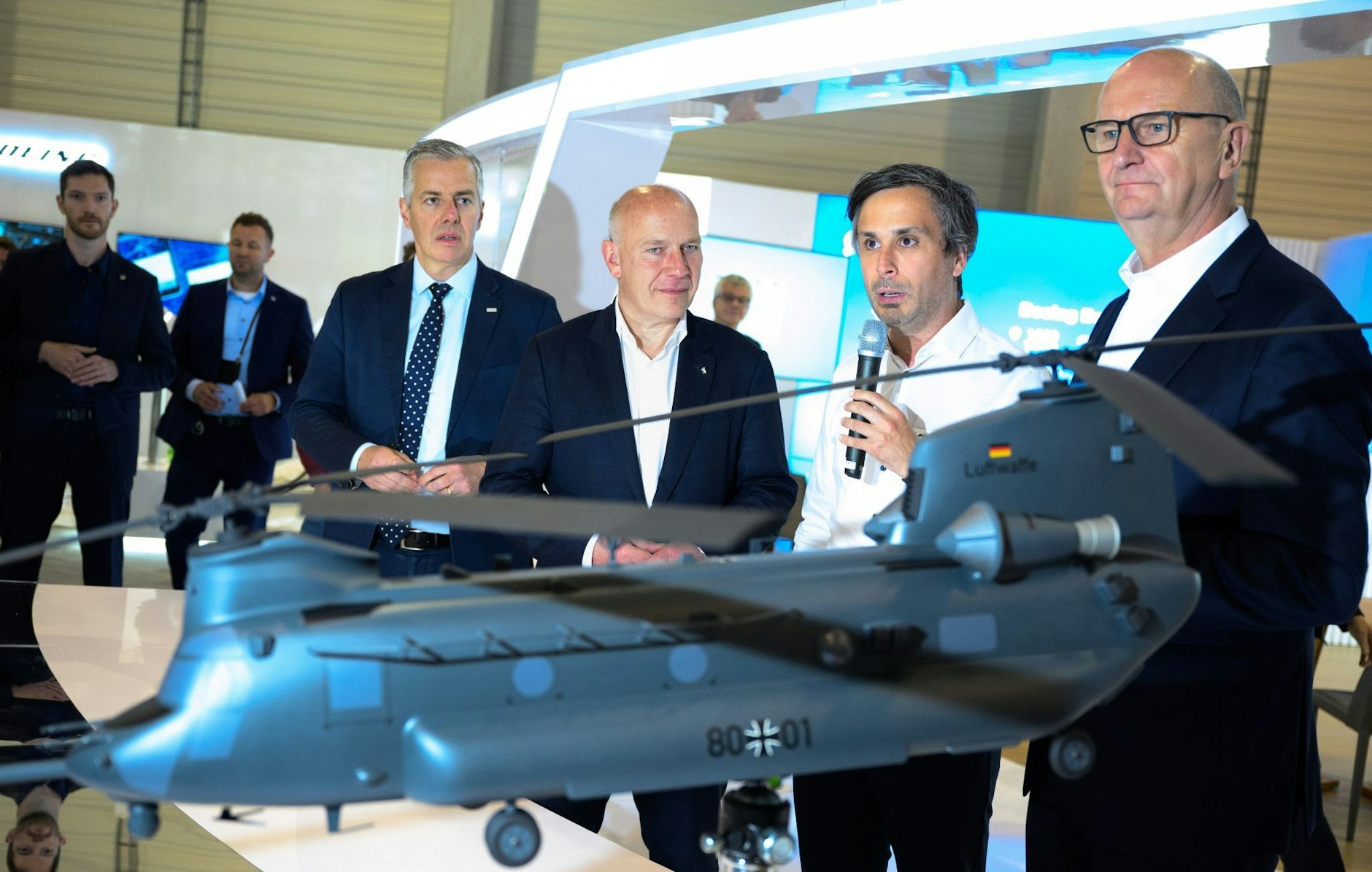 Bei der "Innovationsmesse der Luft- und Raumfahrtindustrie".  