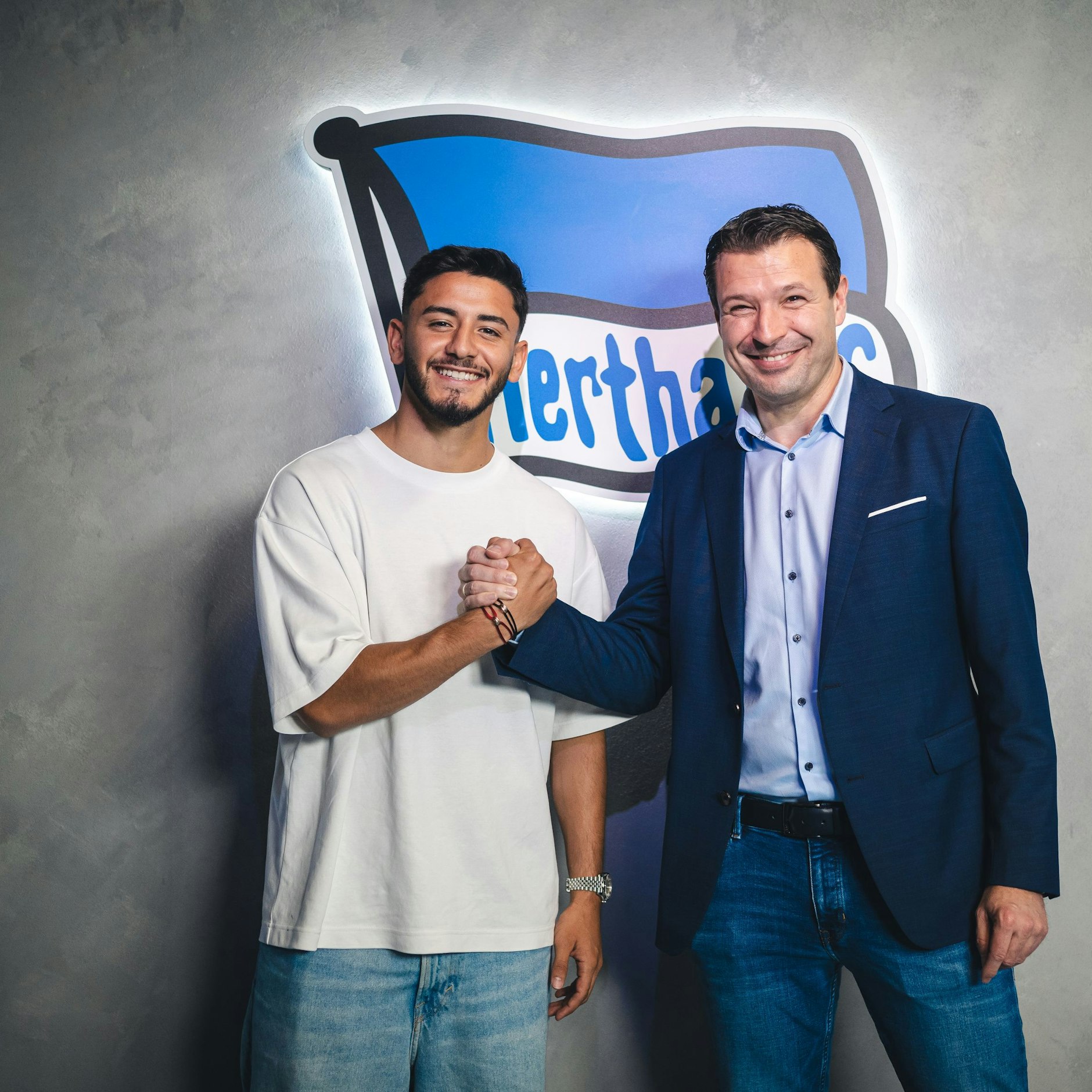 Kevin „Diego“ Sessa und Herthas Sportdirektor Benjamin Weber nach der Vertragsunterschrift