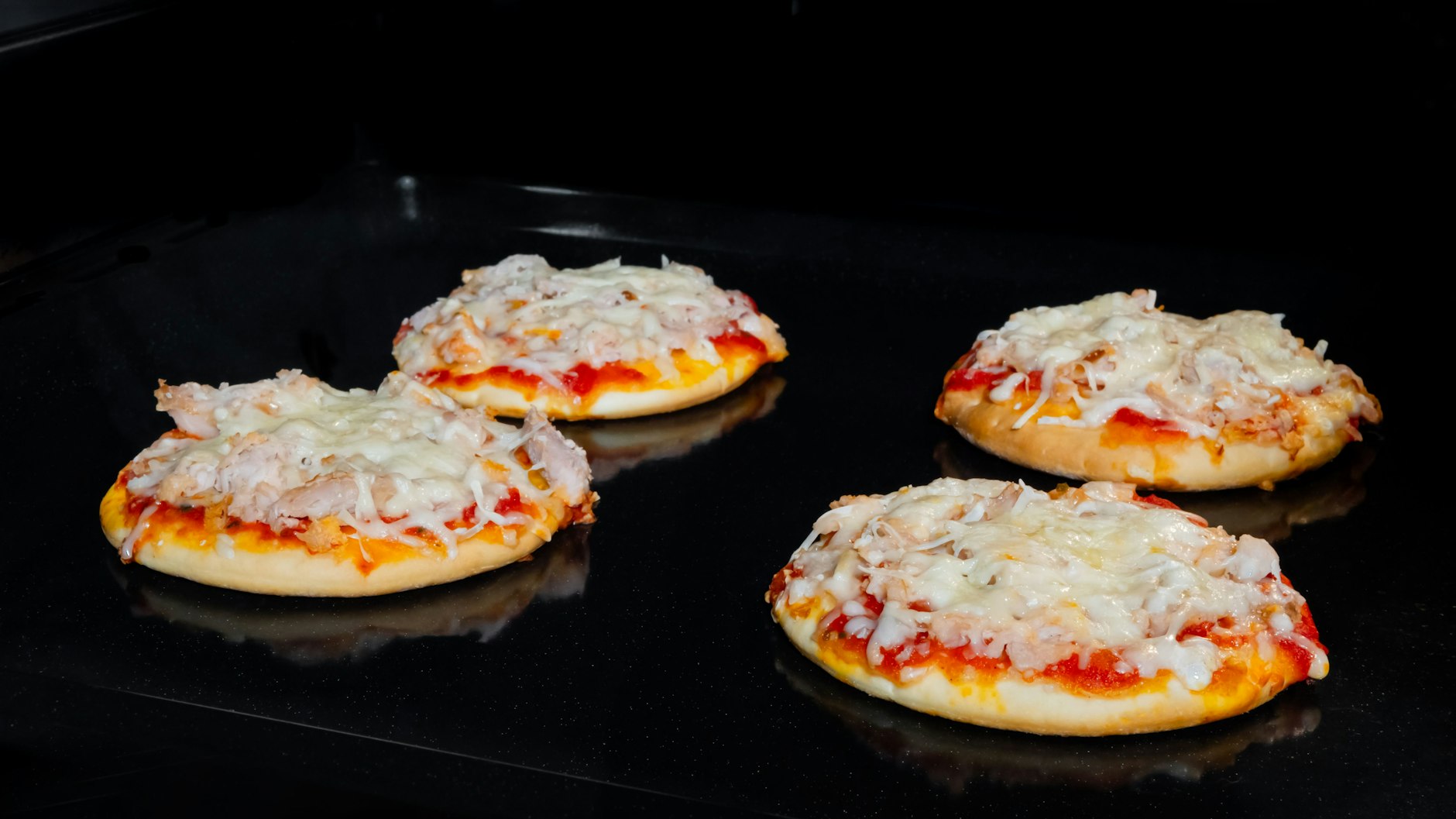 Man kann mit dem Rezept für Pizza zum Abnehmen auch mehrere kleine Pizzen nach Geschmack machen.