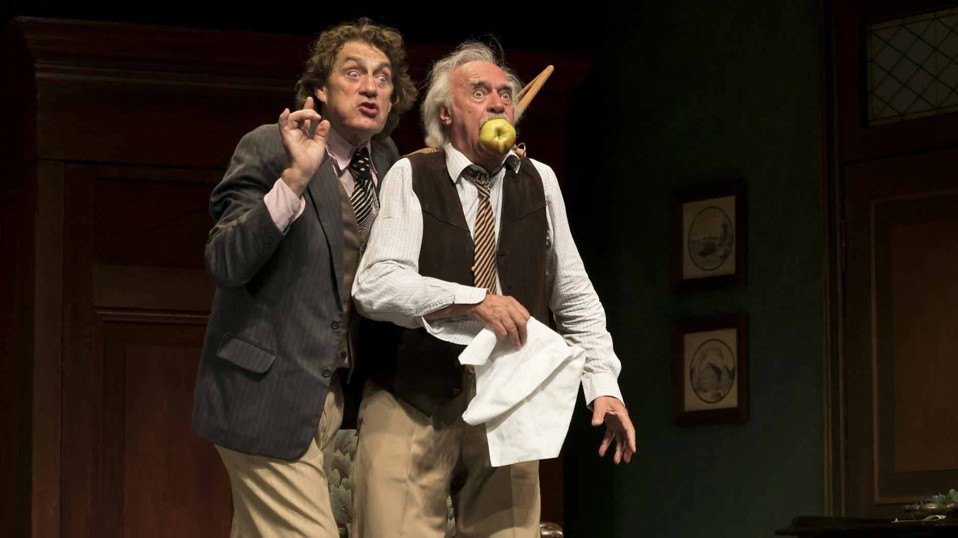 Der absolute Wahnsinn: Winfried Glatzeder mit Achim Wolff in seiner stotternden Glanzrolle im Theaterstück „Pension Schöller“ 