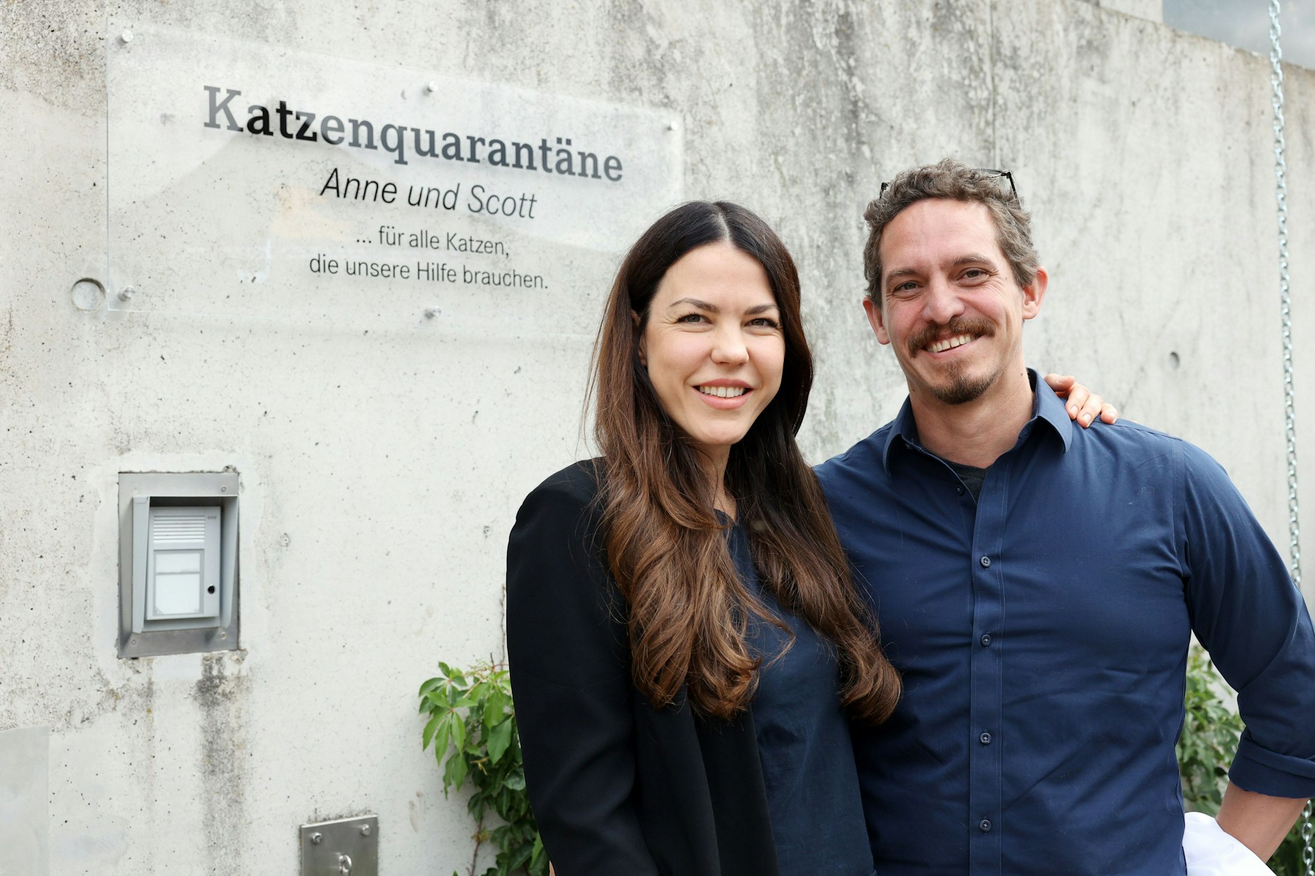 Im Tierheim Berlin wird die neue Katzenquarantänestation eröffnet. Das Haus heißt nach Anne Leuschner und Scott Chacon, die den Löwenanteil für den Bau gespendet haben.